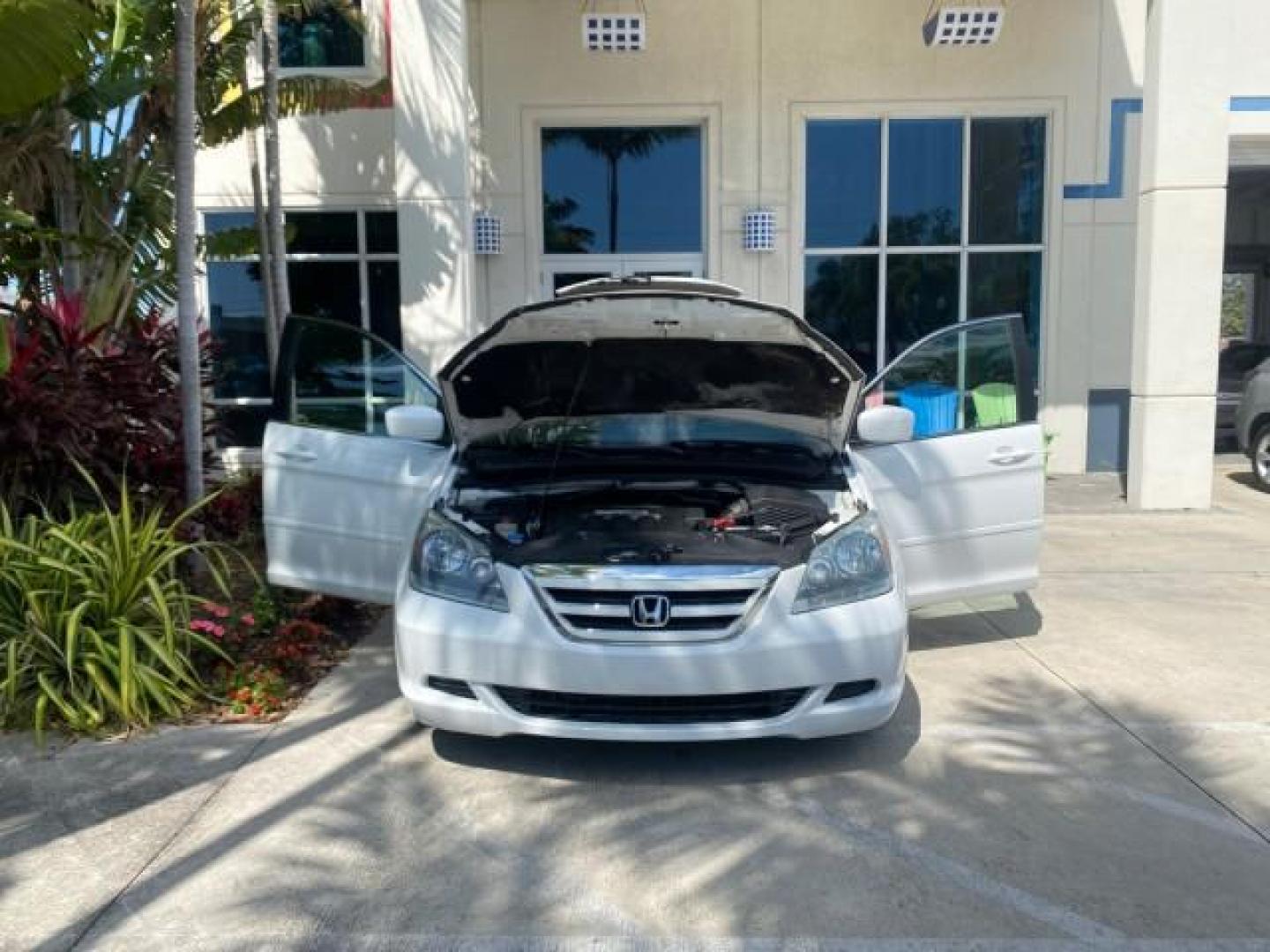 2006 Taffeta White /Ivory Honda Odyssey EX 1 OWNER LOW MILES (5FNRL38486B) with an 3.5L SOHC MPFI 24-Valve VTEC V6 Engine engine, Automatic transmission, located at 4701 North Dixie Hwy, Pompano Beach, FL, 33064, (954) 422-2889, 26.240938, -80.123474 - OUR WEBPAGE FLORIDACARS1.COM HAS OVER 100 PHOTOS AND FREE CARFAX LINK 2006 HONDA ODYSSEY EX VIN: 5FNRL38486B405265 5 F N R L 3 8 4 8 6 B 4 0 5 2 6 5 VAN 3.5L V6 F SOHC 24V GASOLINE FRONT WHEEL DRIVE Top Features Alloy Wheels Rear Air Conditioning Cloth Seats Rear Sunshade Fold-Away Third Row Third R - Photo#16
