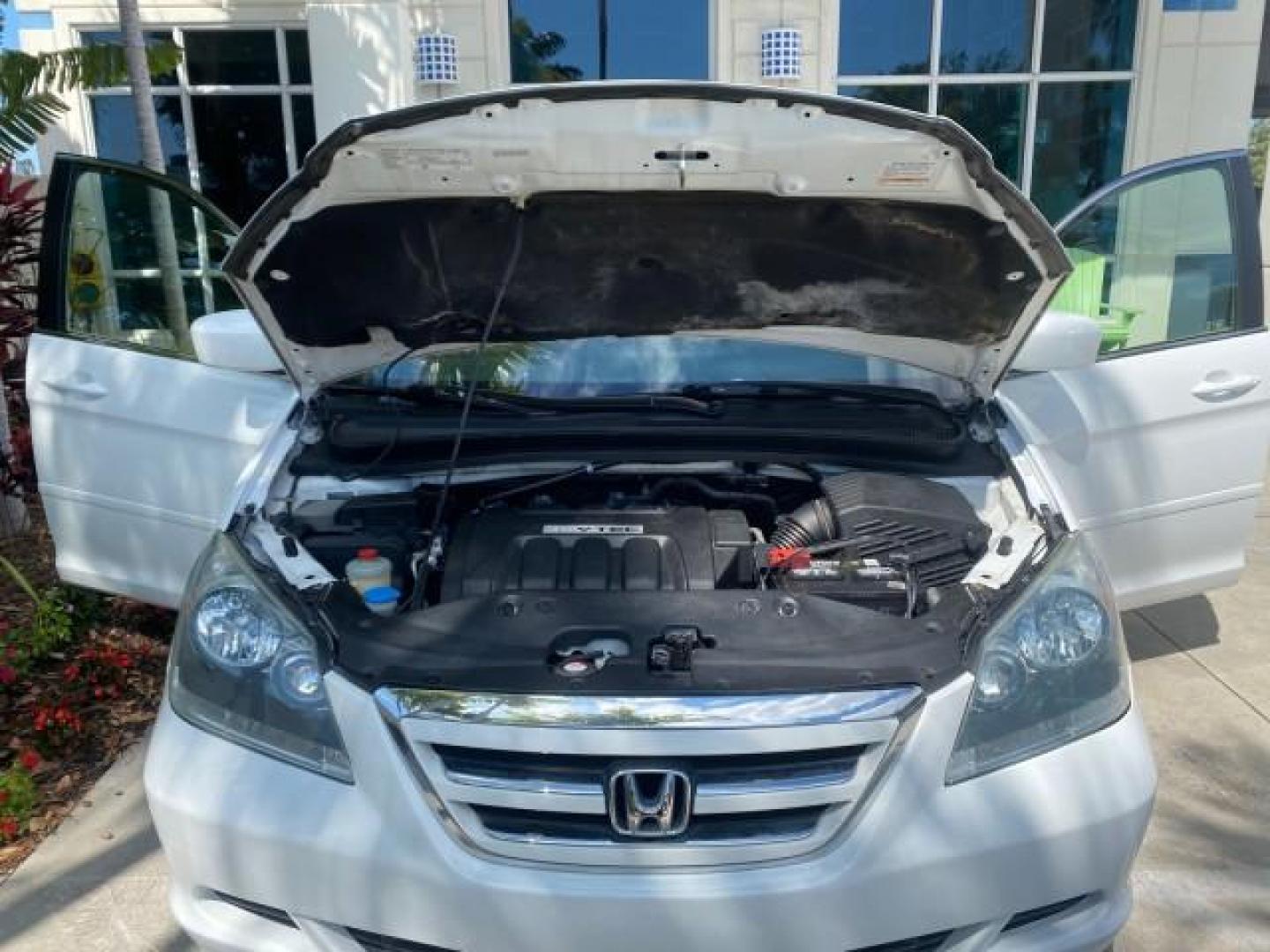 2006 Taffeta White /Ivory Honda Odyssey EX 1 OWNER LOW MILES (5FNRL38486B) with an 3.5L SOHC MPFI 24-Valve VTEC V6 Engine engine, Automatic transmission, located at 4701 North Dixie Hwy, Pompano Beach, FL, 33064, (954) 422-2889, 26.240938, -80.123474 - OUR WEBPAGE FLORIDACARS1.COM HAS OVER 100 PHOTOS AND FREE CARFAX LINK 2006 HONDA ODYSSEY EX VIN: 5FNRL38486B405265 5 F N R L 3 8 4 8 6 B 4 0 5 2 6 5 VAN 3.5L V6 F SOHC 24V GASOLINE FRONT WHEEL DRIVE Top Features Alloy Wheels Rear Air Conditioning Cloth Seats Rear Sunshade Fold-Away Third Row Third R - Photo#17