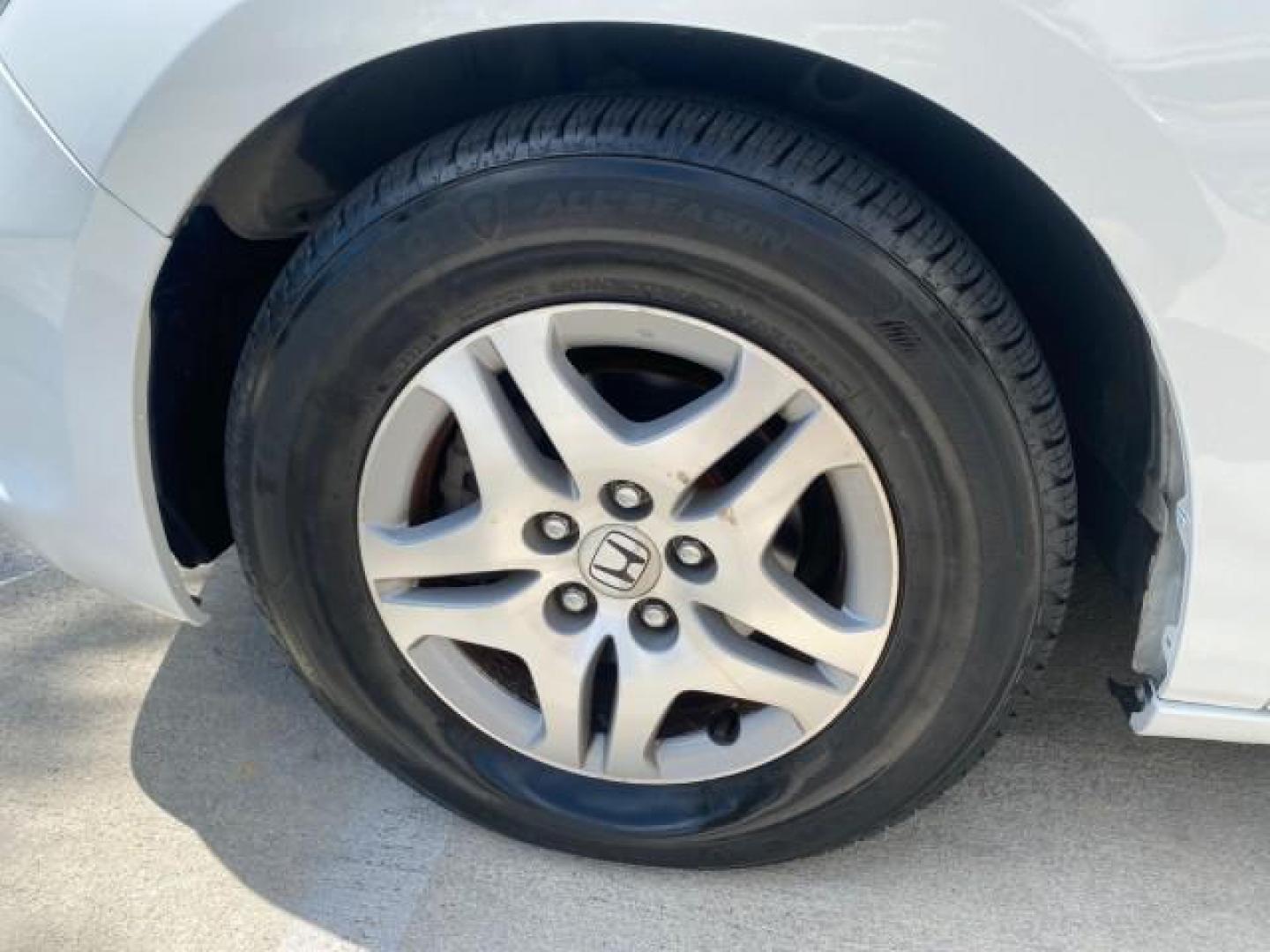 2006 Taffeta White /Ivory Honda Odyssey EX 1 OWNER LOW MILES (5FNRL38486B) with an 3.5L SOHC MPFI 24-Valve VTEC V6 Engine engine, Automatic transmission, located at 4701 North Dixie Hwy, Pompano Beach, FL, 33064, (954) 422-2889, 26.240938, -80.123474 - OUR WEBPAGE FLORIDACARS1.COM HAS OVER 100 PHOTOS AND FREE CARFAX LINK 2006 HONDA ODYSSEY EX VIN: 5FNRL38486B405265 5 F N R L 3 8 4 8 6 B 4 0 5 2 6 5 VAN 3.5L V6 F SOHC 24V GASOLINE FRONT WHEEL DRIVE Top Features Alloy Wheels Rear Air Conditioning Cloth Seats Rear Sunshade Fold-Away Third Row Third R - Photo#19