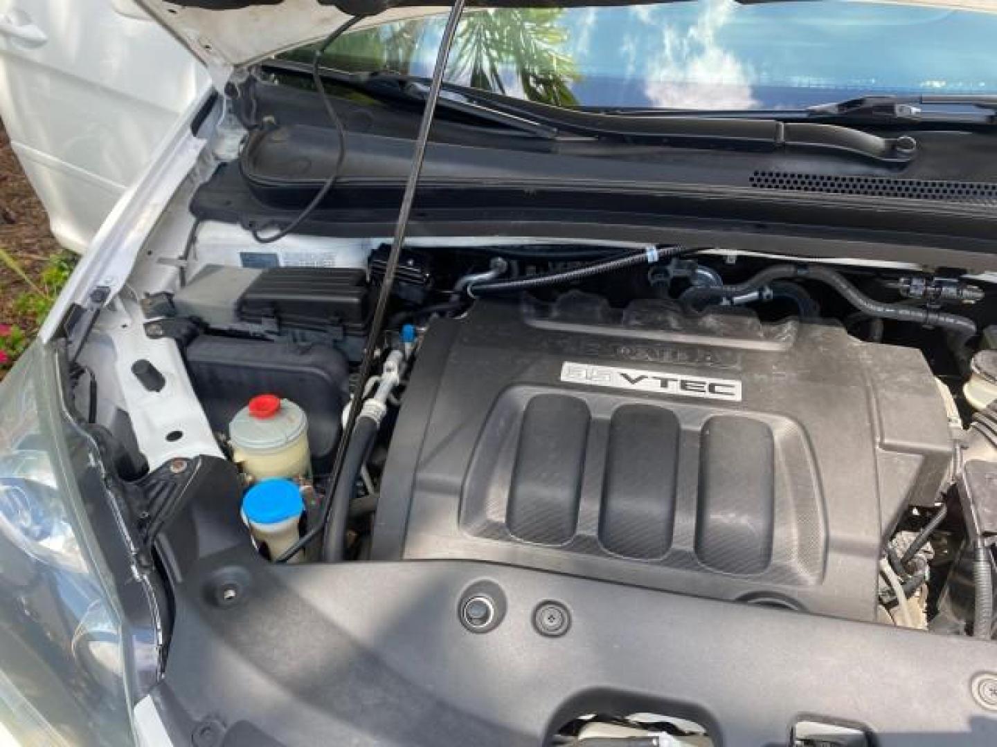 2006 Taffeta White /Ivory Honda Odyssey EX 1 OWNER LOW MILES (5FNRL38486B) with an 3.5L SOHC MPFI 24-Valve VTEC V6 Engine engine, Automatic transmission, located at 4701 North Dixie Hwy, Pompano Beach, FL, 33064, (954) 422-2889, 26.240938, -80.123474 - OUR WEBPAGE FLORIDACARS1.COM HAS OVER 100 PHOTOS AND FREE CARFAX LINK 2006 HONDA ODYSSEY EX VIN: 5FNRL38486B405265 5 F N R L 3 8 4 8 6 B 4 0 5 2 6 5 VAN 3.5L V6 F SOHC 24V GASOLINE FRONT WHEEL DRIVE Top Features Alloy Wheels Rear Air Conditioning Cloth Seats Rear Sunshade Fold-Away Third Row Third R - Photo#24