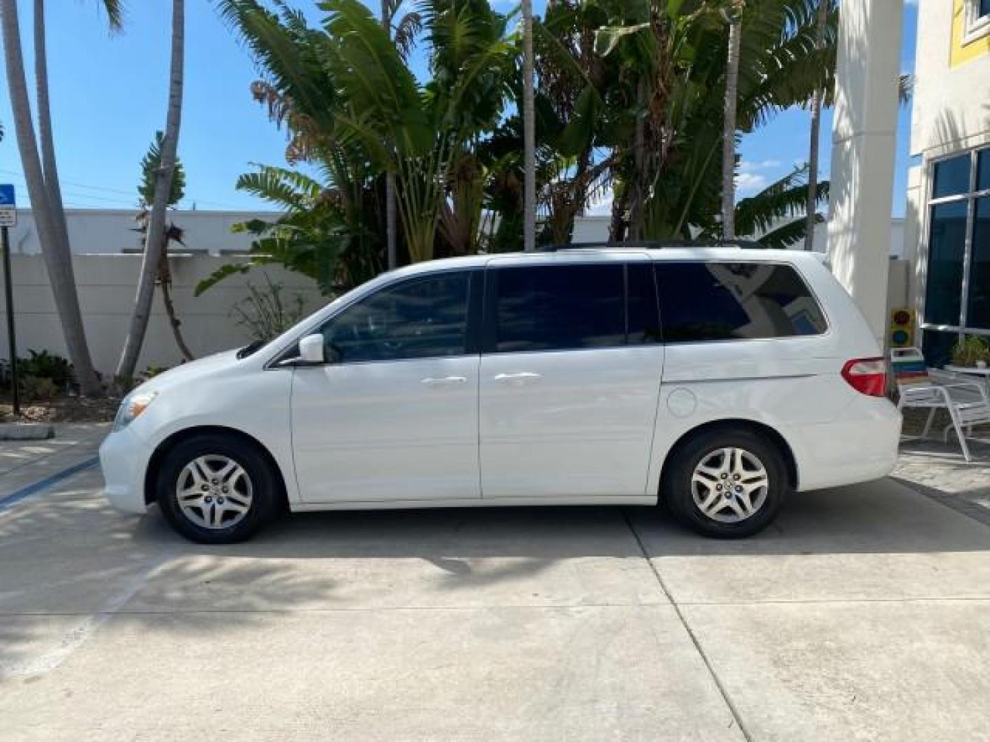 2006 Taffeta White /Ivory Honda Odyssey EX 1 OWNER LOW MILES (5FNRL38486B) with an 3.5L SOHC MPFI 24-Valve VTEC V6 Engine engine, Automatic transmission, located at 4701 North Dixie Hwy, Pompano Beach, FL, 33064, (954) 422-2889, 26.240938, -80.123474 - OUR WEBPAGE FLORIDACARS1.COM HAS OVER 100 PHOTOS AND FREE CARFAX LINK 2006 HONDA ODYSSEY EX VIN: 5FNRL38486B405265 5 F N R L 3 8 4 8 6 B 4 0 5 2 6 5 VAN 3.5L V6 F SOHC 24V GASOLINE FRONT WHEEL DRIVE Top Features Alloy Wheels Rear Air Conditioning Cloth Seats Rear Sunshade Fold-Away Third Row Third R - Photo#4