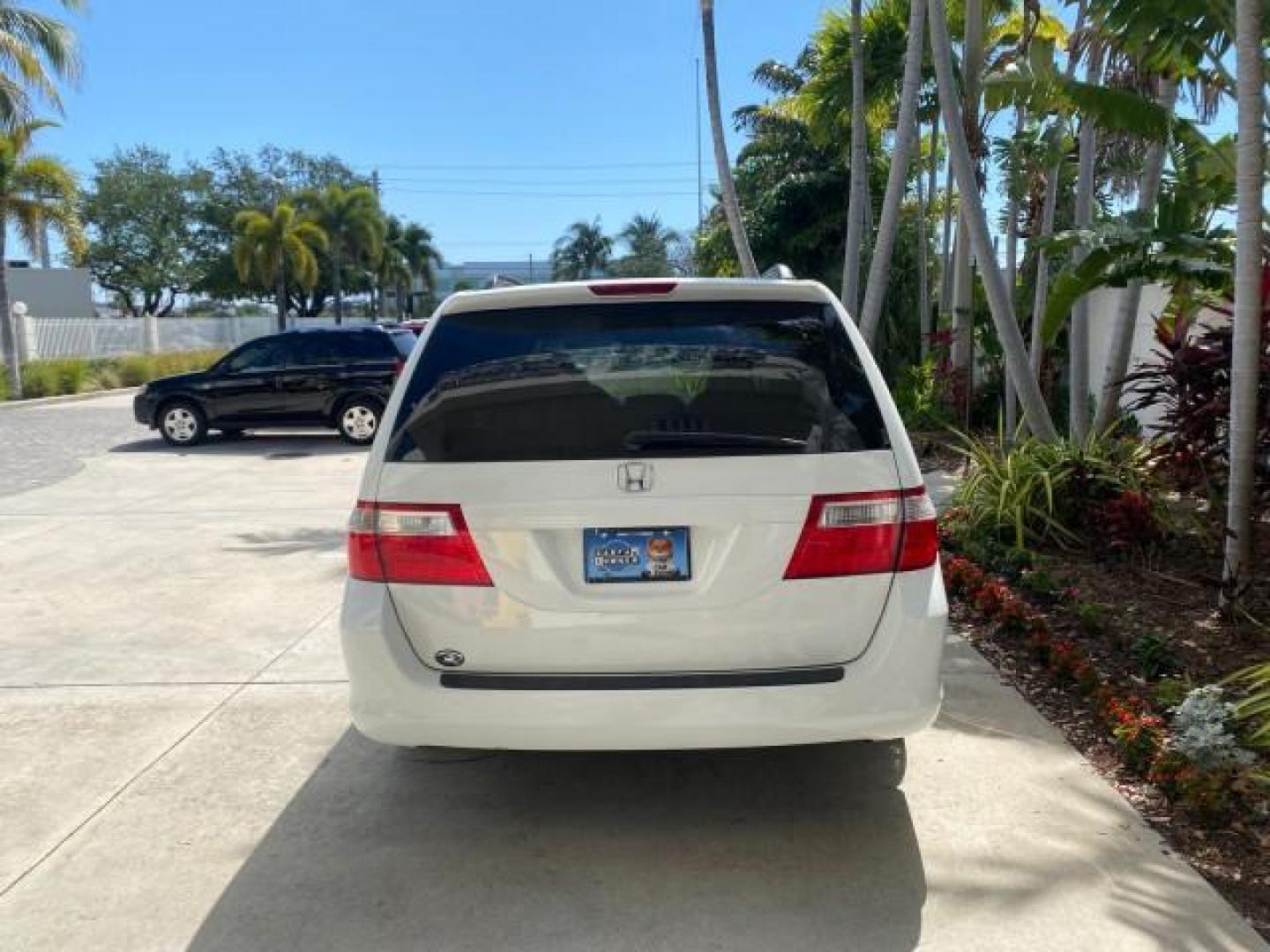 2006 Taffeta White /Ivory Honda Odyssey EX 1 OWNER LOW MILES (5FNRL38486B) with an 3.5L SOHC MPFI 24-Valve VTEC V6 Engine engine, Automatic transmission, located at 4701 North Dixie Hwy, Pompano Beach, FL, 33064, (954) 422-2889, 26.240938, -80.123474 - OUR WEBPAGE FLORIDACARS1.COM HAS OVER 100 PHOTOS AND FREE CARFAX LINK 2006 HONDA ODYSSEY EX VIN: 5FNRL38486B405265 5 F N R L 3 8 4 8 6 B 4 0 5 2 6 5 VAN 3.5L V6 F SOHC 24V GASOLINE FRONT WHEEL DRIVE Top Features Alloy Wheels Rear Air Conditioning Cloth Seats Rear Sunshade Fold-Away Third Row Third R - Photo#6