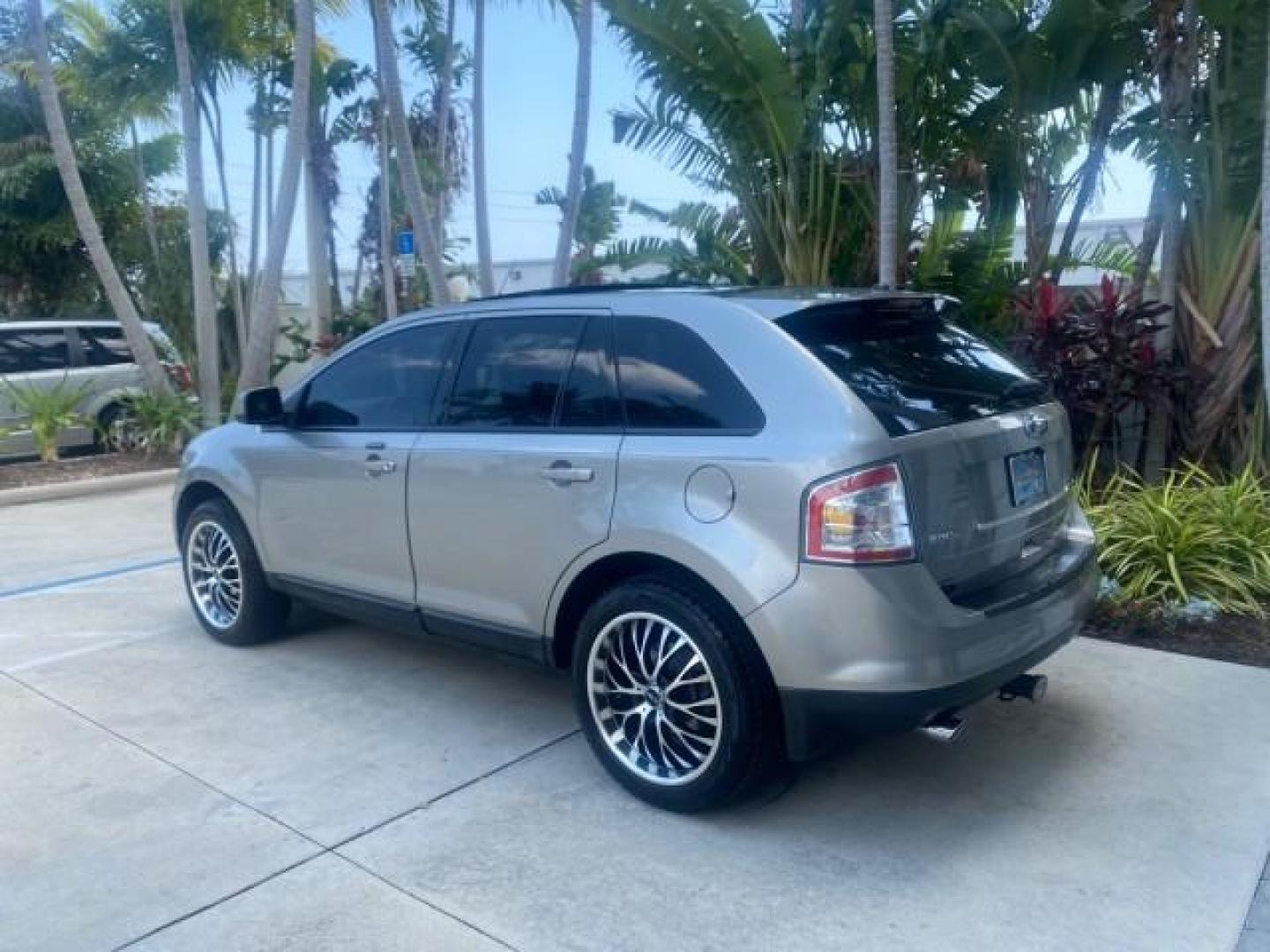 2008 Vapor Silver Metallic /Charcoal Black Ford Edge 1 FL SEL LOW MILES 54,778 (2FMDK38CX8B) with an 3.5L V6 Duratec Engine engine, Automatic transmission, located at 4701 North Dixie Hwy, Pompano Beach, FL, 33064, (954) 422-2889, 26.240938, -80.123474 - OUR WEBPAGE FLORIDACARS1.COM HAS OVER 100 PHOTOS AND FREE CARFAX LINK 2008 FORD EDGE SEL BEAUTIFUL CONDITION! VIN: 2FMDK38CX8BA38384 2 F M D K 3 8 C X 8 B A 3 8 3 8 4 4 DOOR WAGON/SPORT UTILITY 3.5L V6 F GASOLINE FRONT WHEEL DRIVE Top Features Alloy Wheels Premium Package Bluetooth Technology Satell - Photo#5