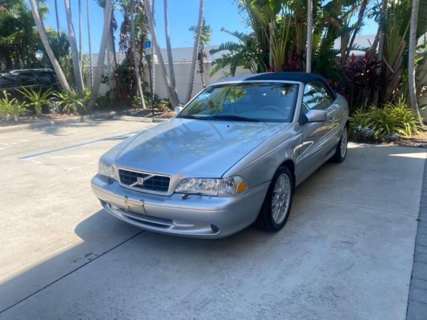2004 Silver Metallic /Silver Volvo C70 LOW MILES 38,659 LT TURBO (YV1NC63D94J) with an 2.4L DOHC All-Alloy Turbocharged I5 Engine engine, Automatic transmission, located at 4701 North Dixie Hwy, Pompano Beach, FL, 33064, (954) 422-2889, 26.240938, -80.123474 - OUR WEBPAGE FLORIDACARS1.COM HAS OVER 100 PHOTOS AND FREE CARFAX LINK 2004 VOLVO C70 LPT VIN: YV1NC63D94J047469 Y V 1 N C 6 3 D 9 4 J 0 4 7 4 6 9 CONVERTIBLE 2.4L I5 F LT TURBO 27 MPG GASOLINE FRONT WHEEL DRIVE Top Features Front Seat Heaters Leather Seats Memory Seat(s) Turbo Charged Engine Basic F - Photo#3