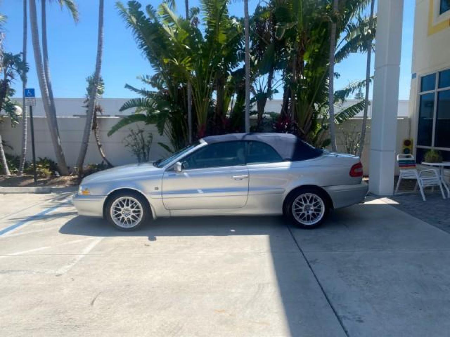 2004 Silver Metallic /Silver Volvo C70 LOW MILES 38,659 LT TURBO (YV1NC63D94J) with an 2.4L DOHC All-Alloy Turbocharged I5 Engine engine, Automatic transmission, located at 4701 North Dixie Hwy, Pompano Beach, FL, 33064, (954) 422-2889, 26.240938, -80.123474 - OUR WEBPAGE FLORIDACARS1.COM HAS OVER 100 PHOTOS AND FREE CARFAX LINK 2004 VOLVO C70 LPT VIN: YV1NC63D94J047469 Y V 1 N C 6 3 D 9 4 J 0 4 7 4 6 9 CONVERTIBLE 2.4L I5 F LT TURBO 27 MPG GASOLINE FRONT WHEEL DRIVE Top Features Front Seat Heaters Leather Seats Memory Seat(s) Turbo Charged Engine Basic F - Photo#4