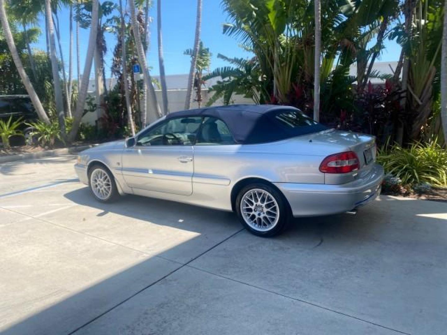 2004 Silver Metallic /Silver Volvo C70 LOW MILES 38,659 LT TURBO (YV1NC63D94J) with an 2.4L DOHC All-Alloy Turbocharged I5 Engine engine, Automatic transmission, located at 4701 North Dixie Hwy, Pompano Beach, FL, 33064, (954) 422-2889, 26.240938, -80.123474 - OUR WEBPAGE FLORIDACARS1.COM HAS OVER 100 PHOTOS AND FREE CARFAX LINK 2004 VOLVO C70 LPT VIN: YV1NC63D94J047469 Y V 1 N C 6 3 D 9 4 J 0 4 7 4 6 9 CONVERTIBLE 2.4L I5 F LT TURBO 27 MPG GASOLINE FRONT WHEEL DRIVE Top Features Front Seat Heaters Leather Seats Memory Seat(s) Turbo Charged Engine Basic F - Photo#5