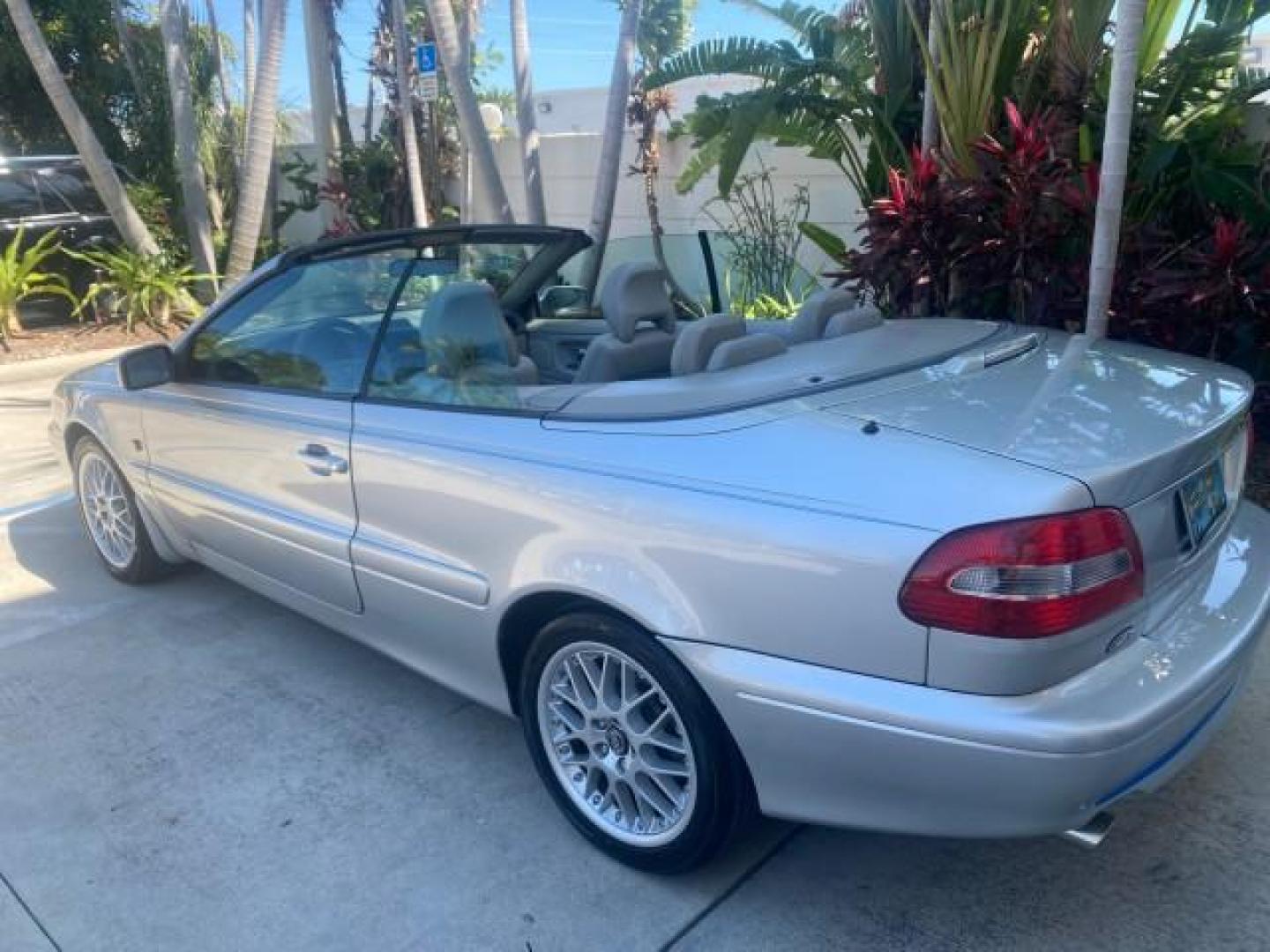 2004 Silver Metallic /Silver Volvo C70 LOW MILES 38,659 LT TURBO (YV1NC63D94J) with an 2.4L DOHC All-Alloy Turbocharged I5 Engine engine, Automatic transmission, located at 4701 North Dixie Hwy, Pompano Beach, FL, 33064, (954) 422-2889, 26.240938, -80.123474 - OUR WEBPAGE FLORIDACARS1.COM HAS OVER 100 PHOTOS AND FREE CARFAX LINK 2004 VOLVO C70 LPT VIN: YV1NC63D94J047469 Y V 1 N C 6 3 D 9 4 J 0 4 7 4 6 9 CONVERTIBLE 2.4L I5 F LT TURBO 27 MPG GASOLINE FRONT WHEEL DRIVE Top Features Front Seat Heaters Leather Seats Memory Seat(s) Turbo Charged Engine Basic F - Photo#62