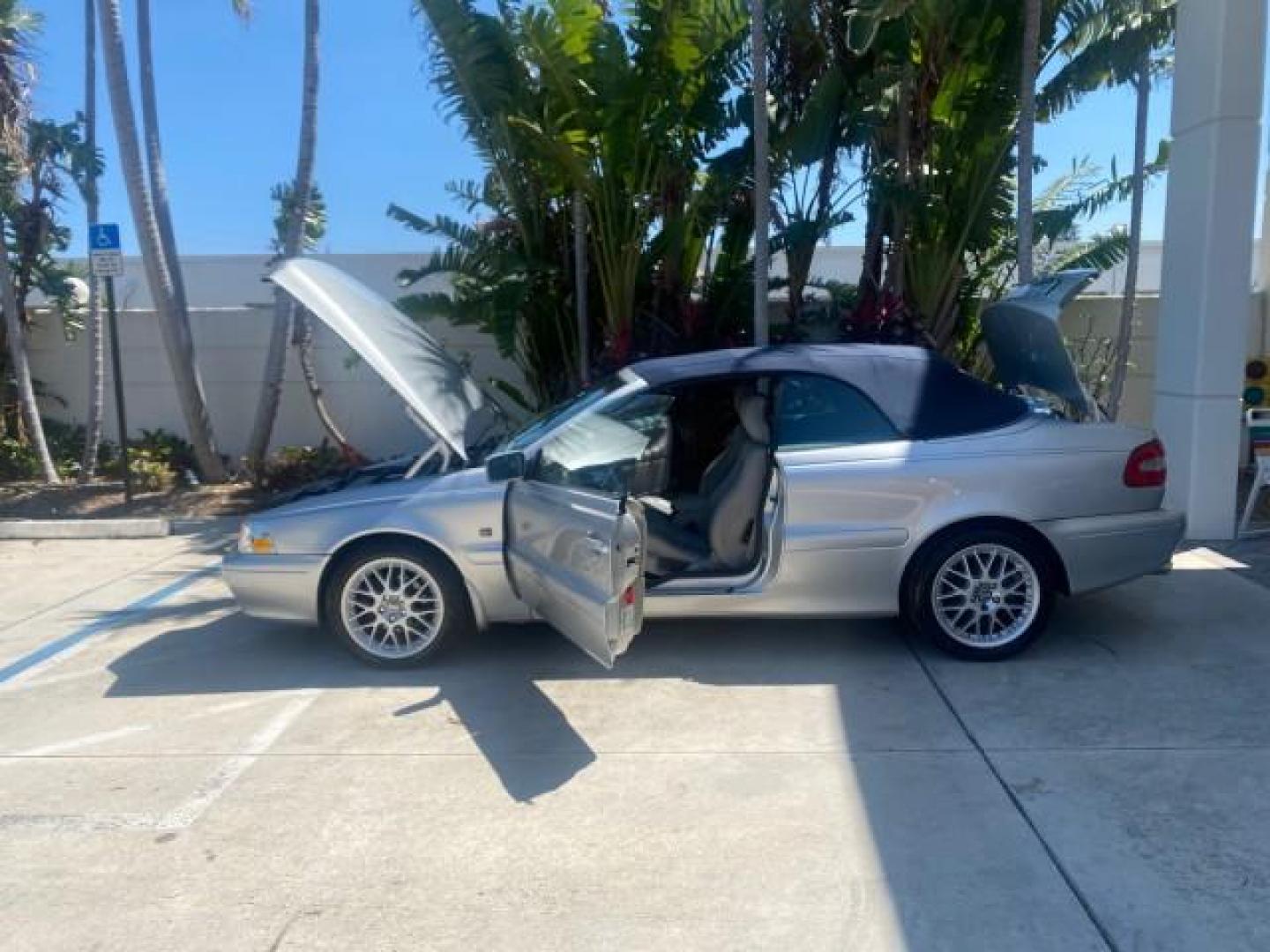 2004 Silver Metallic /Silver Volvo C70 LOW MILES 38,659 LT TURBO (YV1NC63D94J) with an 2.4L DOHC All-Alloy Turbocharged I5 Engine engine, Automatic transmission, located at 4701 North Dixie Hwy, Pompano Beach, FL, 33064, (954) 422-2889, 26.240938, -80.123474 - OUR WEBPAGE FLORIDACARS1.COM HAS OVER 100 PHOTOS AND FREE CARFAX LINK 2004 VOLVO C70 LPT VIN: YV1NC63D94J047469 Y V 1 N C 6 3 D 9 4 J 0 4 7 4 6 9 CONVERTIBLE 2.4L I5 F LT TURBO 27 MPG GASOLINE FRONT WHEEL DRIVE Top Features Front Seat Heaters Leather Seats Memory Seat(s) Turbo Charged Engine Basic F - Photo#8