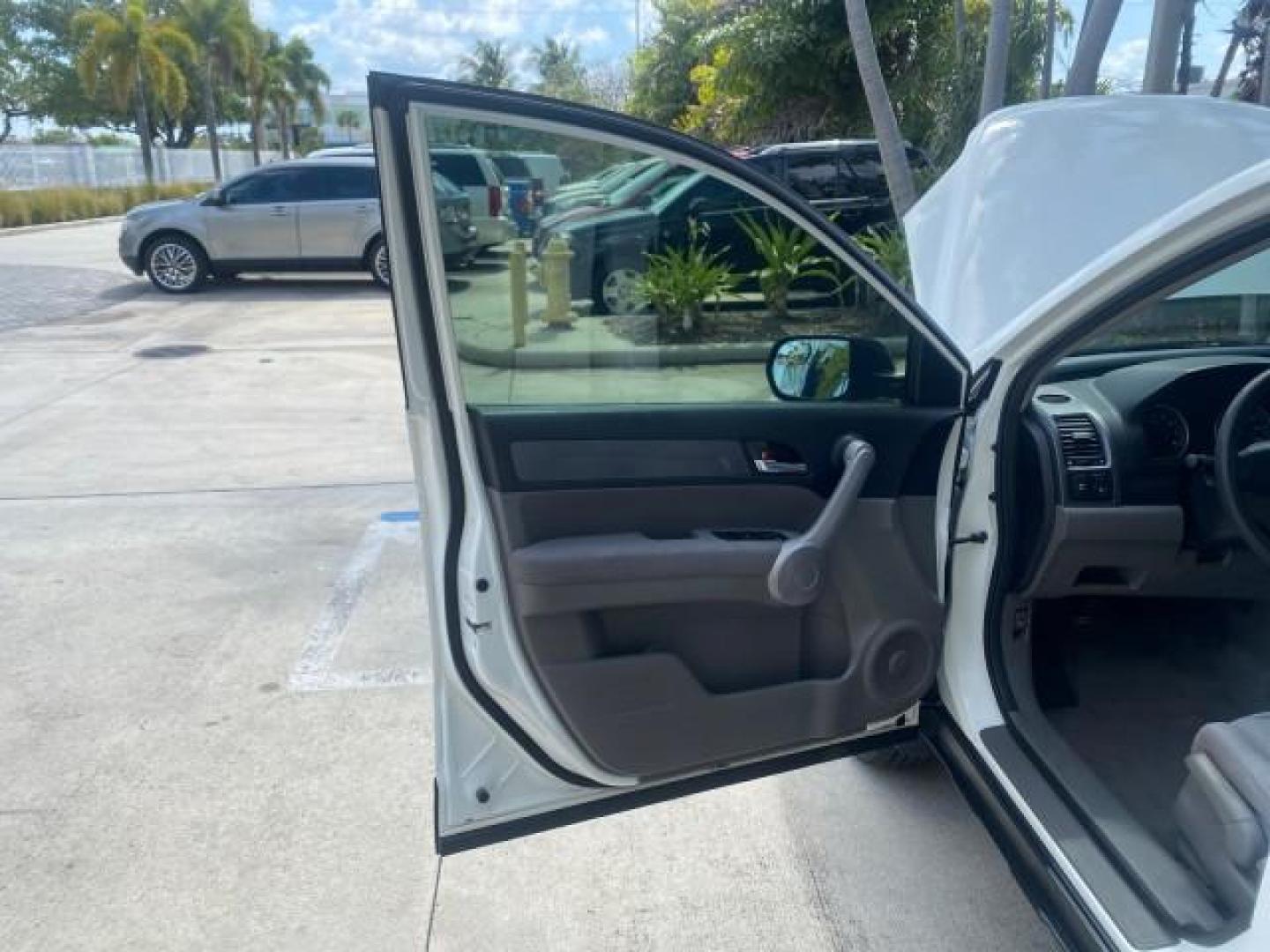 2007 Taffeta White /Gray Honda CR-V LX FL LOW MILES 49,810 (JHLRE38347C) with an 2.4L 4-Cyl Engine engine, Automatic transmission, located at 4701 North Dixie Hwy, Pompano Beach, FL, 33064, (954) 422-2889, 26.240938, -80.123474 - OUR WEBPAGE FLORIDACARS1.COM HAS OVER 100 PHOTOS AND FREE CARFAX LINK 2007 HONDA CR-V LX VIN: JHLRE38347C018084 J H L R E 3 8 3 4 7 C 0 1 8 0 8 4 4 DOOR WAGON/SPORT UTILITY 2.4L I4 F DOHC 16V 30 MPG GASOLINE FRONT WHEEL DRIVE Top Features Cloth Seats Basic Features ABS Brakes Auxiliary Audio Input P - Photo#9