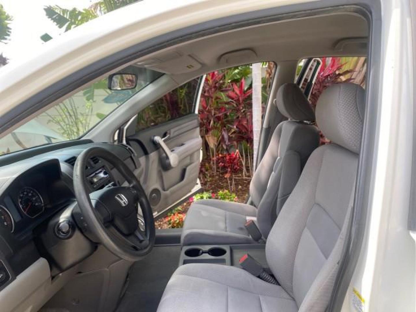 2007 Taffeta White /Gray Honda CR-V LX FL LOW MILES 49,810 (JHLRE38347C) with an 2.4L 4-Cyl Engine engine, Automatic transmission, located at 4701 North Dixie Hwy, Pompano Beach, FL, 33064, (954) 422-2889, 26.240938, -80.123474 - OUR WEBPAGE FLORIDACARS1.COM HAS OVER 100 PHOTOS AND FREE CARFAX LINK 2007 HONDA CR-V LX VIN: JHLRE38347C018084 J H L R E 3 8 3 4 7 C 0 1 8 0 8 4 4 DOOR WAGON/SPORT UTILITY 2.4L I4 F DOHC 16V 30 MPG GASOLINE FRONT WHEEL DRIVE Top Features Cloth Seats Basic Features ABS Brakes Auxiliary Audio Input P - Photo#10