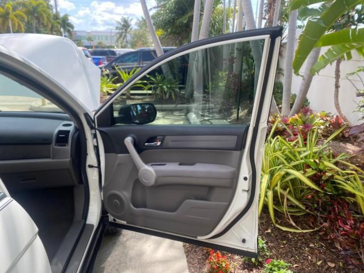2007 Taffeta White /Gray Honda CR-V LX FL LOW MILES 49,810 (JHLRE38347C) with an 2.4L 4-Cyl Engine engine, Automatic transmission, located at 4701 North Dixie Hwy, Pompano Beach, FL, 33064, (954) 422-2889, 26.240938, -80.123474 - OUR WEBPAGE FLORIDACARS1.COM HAS OVER 100 PHOTOS AND FREE CARFAX LINK 2007 HONDA CR-V LX VIN: JHLRE38347C018084 J H L R E 3 8 3 4 7 C 0 1 8 0 8 4 4 DOOR WAGON/SPORT UTILITY 2.4L I4 F DOHC 16V 30 MPG GASOLINE FRONT WHEEL DRIVE Top Features Cloth Seats Basic Features ABS Brakes Auxiliary Audio Input P - Photo#11