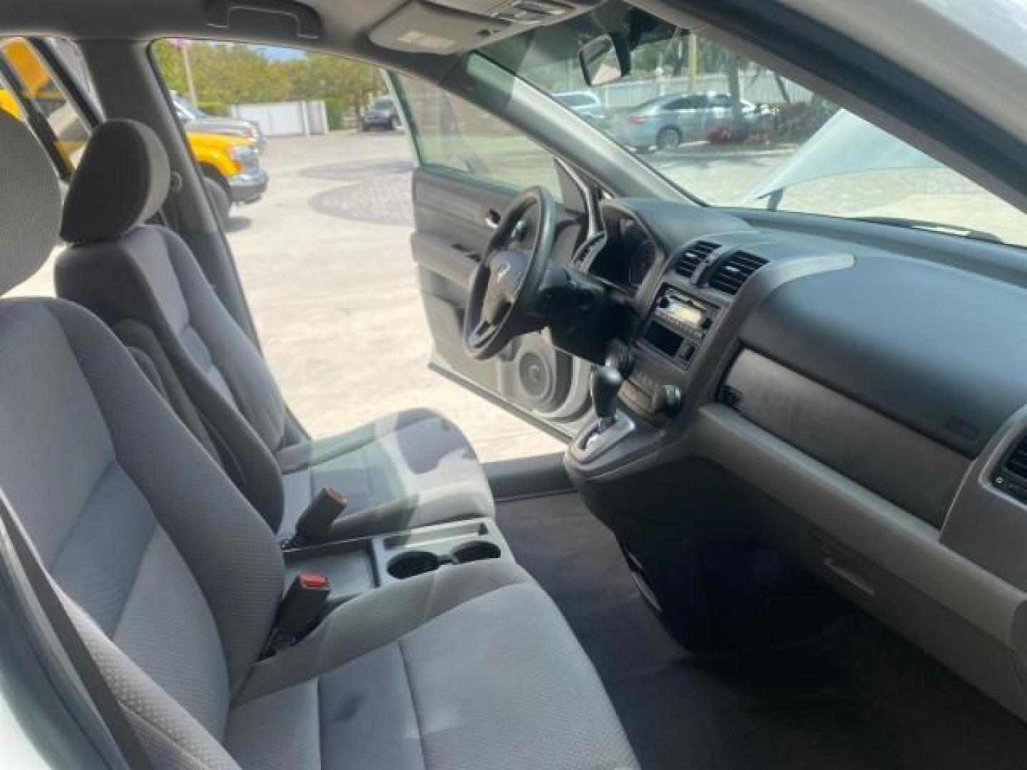 2007 Taffeta White /Gray Honda CR-V LX FL LOW MILES 49,810 (JHLRE38347C) with an 2.4L 4-Cyl Engine engine, Automatic transmission, located at 4701 North Dixie Hwy, Pompano Beach, FL, 33064, (954) 422-2889, 26.240938, -80.123474 - OUR WEBPAGE FLORIDACARS1.COM HAS OVER 100 PHOTOS AND FREE CARFAX LINK 2007 HONDA CR-V LX VIN: JHLRE38347C018084 J H L R E 3 8 3 4 7 C 0 1 8 0 8 4 4 DOOR WAGON/SPORT UTILITY 2.4L I4 F DOHC 16V 30 MPG GASOLINE FRONT WHEEL DRIVE Top Features Cloth Seats Basic Features ABS Brakes Auxiliary Audio Input P - Photo#12