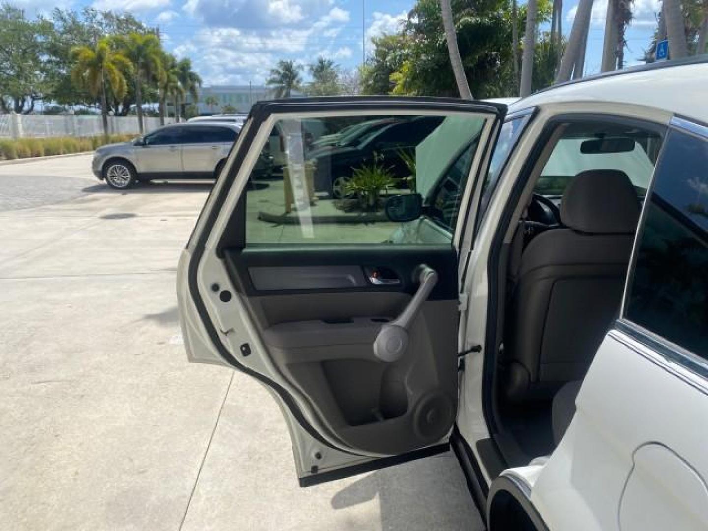 2007 Taffeta White /Gray Honda CR-V LX FL LOW MILES 49,810 (JHLRE38347C) with an 2.4L 4-Cyl Engine engine, Automatic transmission, located at 4701 North Dixie Hwy, Pompano Beach, FL, 33064, (954) 422-2889, 26.240938, -80.123474 - OUR WEBPAGE FLORIDACARS1.COM HAS OVER 100 PHOTOS AND FREE CARFAX LINK 2007 HONDA CR-V LX VIN: JHLRE38347C018084 J H L R E 3 8 3 4 7 C 0 1 8 0 8 4 4 DOOR WAGON/SPORT UTILITY 2.4L I4 F DOHC 16V 30 MPG GASOLINE FRONT WHEEL DRIVE Top Features Cloth Seats Basic Features ABS Brakes Auxiliary Audio Input P - Photo#13