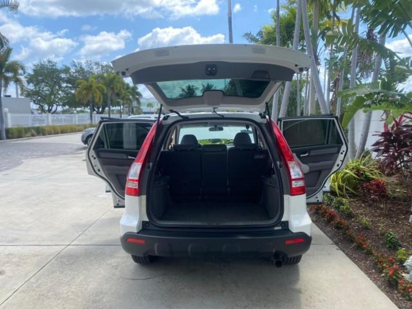 2007 Taffeta White /Gray Honda CR-V LX FL LOW MILES 49,810 (JHLRE38347C) with an 2.4L 4-Cyl Engine engine, Automatic transmission, located at 4701 North Dixie Hwy, Pompano Beach, FL, 33064, (954) 422-2889, 26.240938, -80.123474 - OUR WEBPAGE FLORIDACARS1.COM HAS OVER 100 PHOTOS AND FREE CARFAX LINK 2007 HONDA CR-V LX VIN: JHLRE38347C018084 J H L R E 3 8 3 4 7 C 0 1 8 0 8 4 4 DOOR WAGON/SPORT UTILITY 2.4L I4 F DOHC 16V 30 MPG GASOLINE FRONT WHEEL DRIVE Top Features Cloth Seats Basic Features ABS Brakes Auxiliary Audio Input P - Photo#15