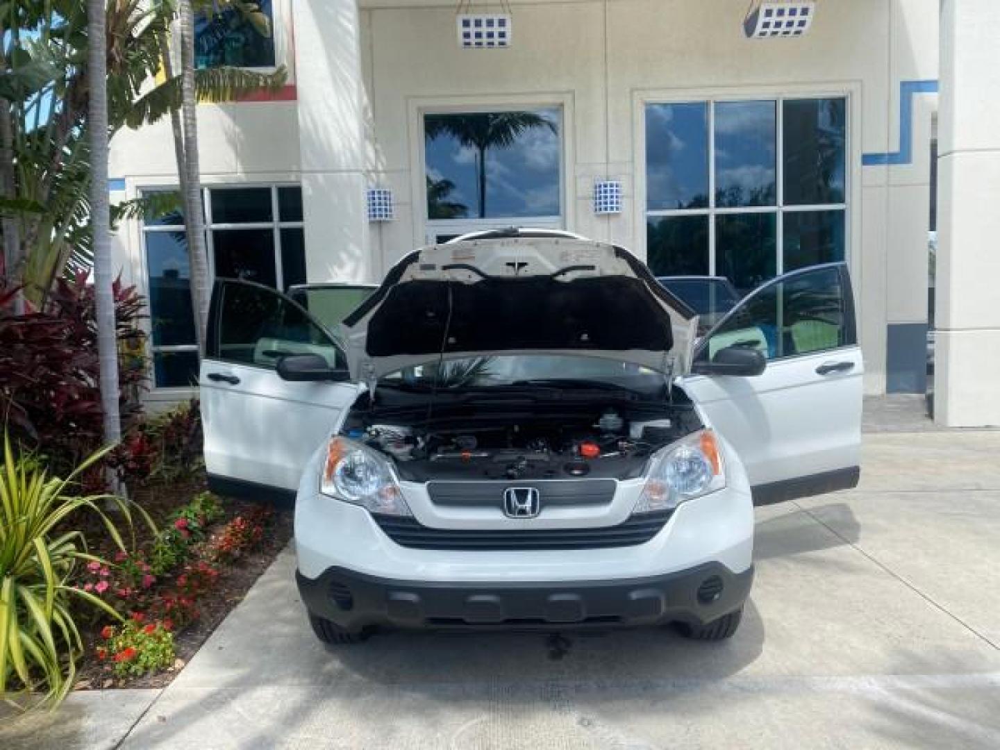 2007 Taffeta White /Gray Honda CR-V LX FL LOW MILES 49,810 (JHLRE38347C) with an 2.4L 4-Cyl Engine engine, Automatic transmission, located at 4701 North Dixie Hwy, Pompano Beach, FL, 33064, (954) 422-2889, 26.240938, -80.123474 - OUR WEBPAGE FLORIDACARS1.COM HAS OVER 100 PHOTOS AND FREE CARFAX LINK 2007 HONDA CR-V LX VIN: JHLRE38347C018084 J H L R E 3 8 3 4 7 C 0 1 8 0 8 4 4 DOOR WAGON/SPORT UTILITY 2.4L I4 F DOHC 16V 30 MPG GASOLINE FRONT WHEEL DRIVE Top Features Cloth Seats Basic Features ABS Brakes Auxiliary Audio Input P - Photo#16