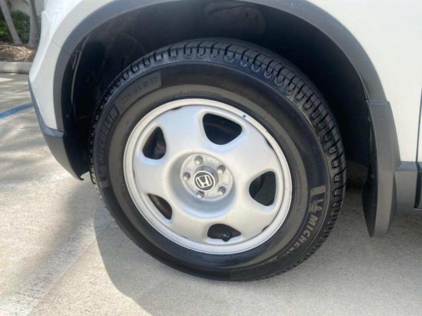 2007 Taffeta White /Gray Honda CR-V LX FL LOW MILES 49,810 (JHLRE38347C) with an 2.4L 4-Cyl Engine engine, Automatic transmission, located at 4701 North Dixie Hwy, Pompano Beach, FL, 33064, (954) 422-2889, 26.240938, -80.123474 - OUR WEBPAGE FLORIDACARS1.COM HAS OVER 100 PHOTOS AND FREE CARFAX LINK 2007 HONDA CR-V LX VIN: JHLRE38347C018084 J H L R E 3 8 3 4 7 C 0 1 8 0 8 4 4 DOOR WAGON/SPORT UTILITY 2.4L I4 F DOHC 16V 30 MPG GASOLINE FRONT WHEEL DRIVE Top Features Cloth Seats Basic Features ABS Brakes Auxiliary Audio Input P - Photo#19