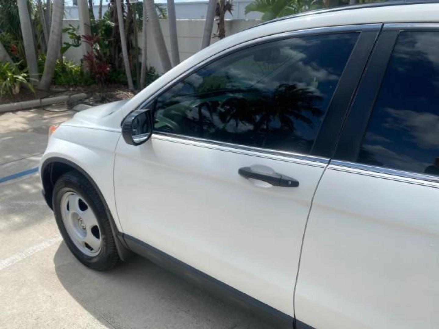 2007 Taffeta White /Gray Honda CR-V LX FL LOW MILES 49,810 (JHLRE38347C) with an 2.4L 4-Cyl Engine engine, Automatic transmission, located at 4701 North Dixie Hwy, Pompano Beach, FL, 33064, (954) 422-2889, 26.240938, -80.123474 - OUR WEBPAGE FLORIDACARS1.COM HAS OVER 100 PHOTOS AND FREE CARFAX LINK 2007 HONDA CR-V LX VIN: JHLRE38347C018084 J H L R E 3 8 3 4 7 C 0 1 8 0 8 4 4 DOOR WAGON/SPORT UTILITY 2.4L I4 F DOHC 16V 30 MPG GASOLINE FRONT WHEEL DRIVE Top Features Cloth Seats Basic Features ABS Brakes Auxiliary Audio Input P - Photo#26