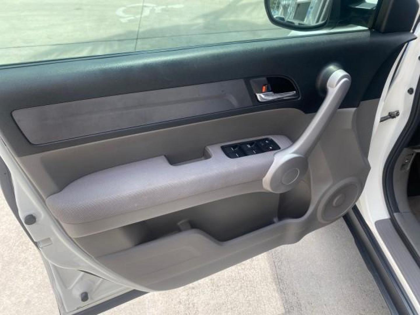 2007 Taffeta White /Gray Honda CR-V LX FL LOW MILES 49,810 (JHLRE38347C) with an 2.4L 4-Cyl Engine engine, Automatic transmission, located at 4701 North Dixie Hwy, Pompano Beach, FL, 33064, (954) 422-2889, 26.240938, -80.123474 - OUR WEBPAGE FLORIDACARS1.COM HAS OVER 100 PHOTOS AND FREE CARFAX LINK 2007 HONDA CR-V LX VIN: JHLRE38347C018084 J H L R E 3 8 3 4 7 C 0 1 8 0 8 4 4 DOOR WAGON/SPORT UTILITY 2.4L I4 F DOHC 16V 30 MPG GASOLINE FRONT WHEEL DRIVE Top Features Cloth Seats Basic Features ABS Brakes Auxiliary Audio Input P - Photo#30