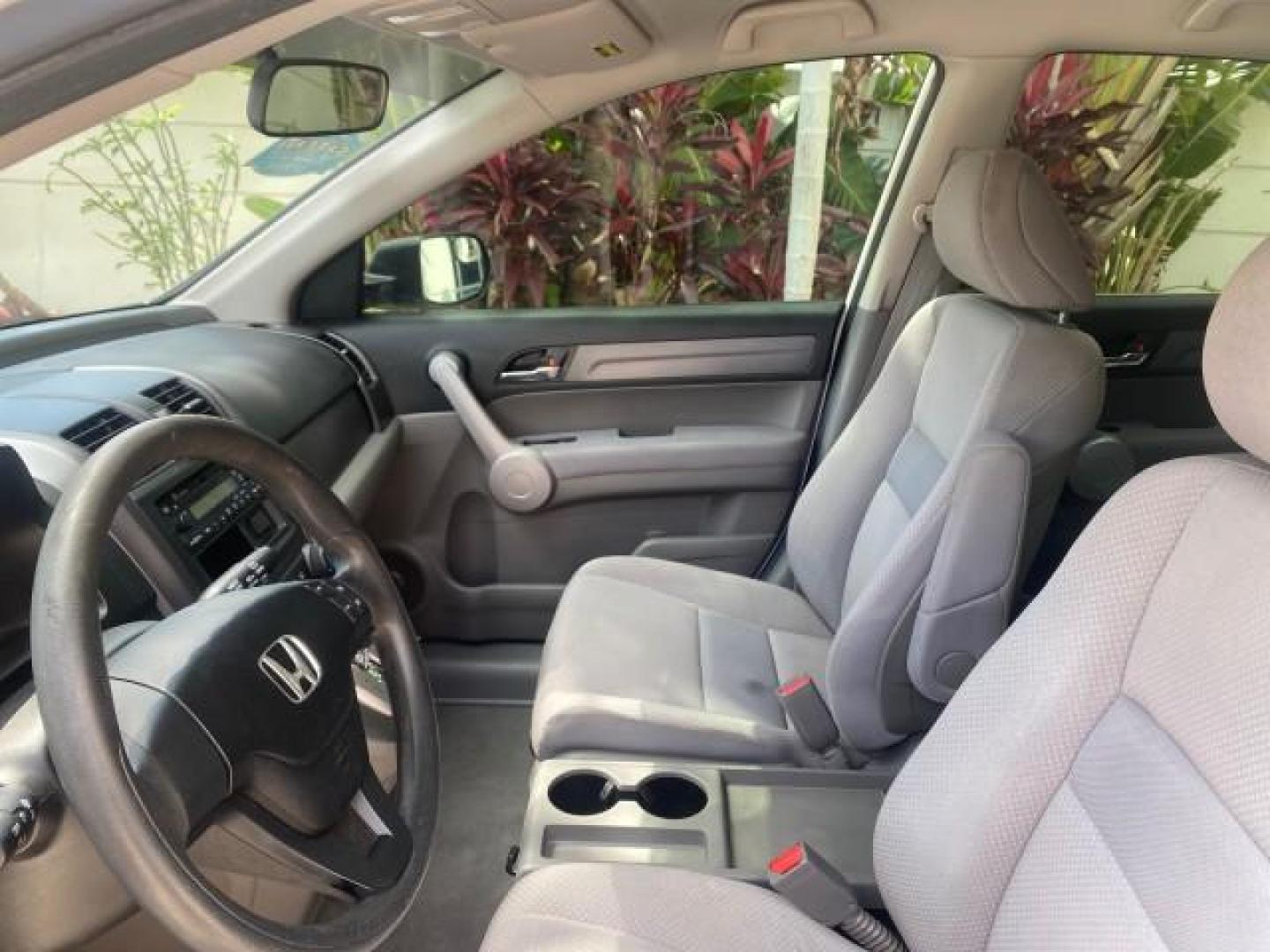 2007 Taffeta White /Gray Honda CR-V LX FL LOW MILES 49,810 (JHLRE38347C) with an 2.4L 4-Cyl Engine engine, Automatic transmission, located at 4701 North Dixie Hwy, Pompano Beach, FL, 33064, (954) 422-2889, 26.240938, -80.123474 - OUR WEBPAGE FLORIDACARS1.COM HAS OVER 100 PHOTOS AND FREE CARFAX LINK 2007 HONDA CR-V LX VIN: JHLRE38347C018084 J H L R E 3 8 3 4 7 C 0 1 8 0 8 4 4 DOOR WAGON/SPORT UTILITY 2.4L I4 F DOHC 16V 30 MPG GASOLINE FRONT WHEEL DRIVE Top Features Cloth Seats Basic Features ABS Brakes Auxiliary Audio Input P - Photo#34