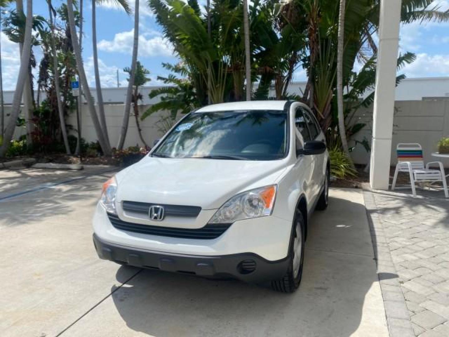 2007 Taffeta White /Gray Honda CR-V LX FL LOW MILES 49,810 (JHLRE38347C) with an 2.4L 4-Cyl Engine engine, Automatic transmission, located at 4701 North Dixie Hwy, Pompano Beach, FL, 33064, (954) 422-2889, 26.240938, -80.123474 - OUR WEBPAGE FLORIDACARS1.COM HAS OVER 100 PHOTOS AND FREE CARFAX LINK 2007 HONDA CR-V LX VIN: JHLRE38347C018084 J H L R E 3 8 3 4 7 C 0 1 8 0 8 4 4 DOOR WAGON/SPORT UTILITY 2.4L I4 F DOHC 16V 30 MPG GASOLINE FRONT WHEEL DRIVE Top Features Cloth Seats Basic Features ABS Brakes Auxiliary Audio Input P - Photo#3