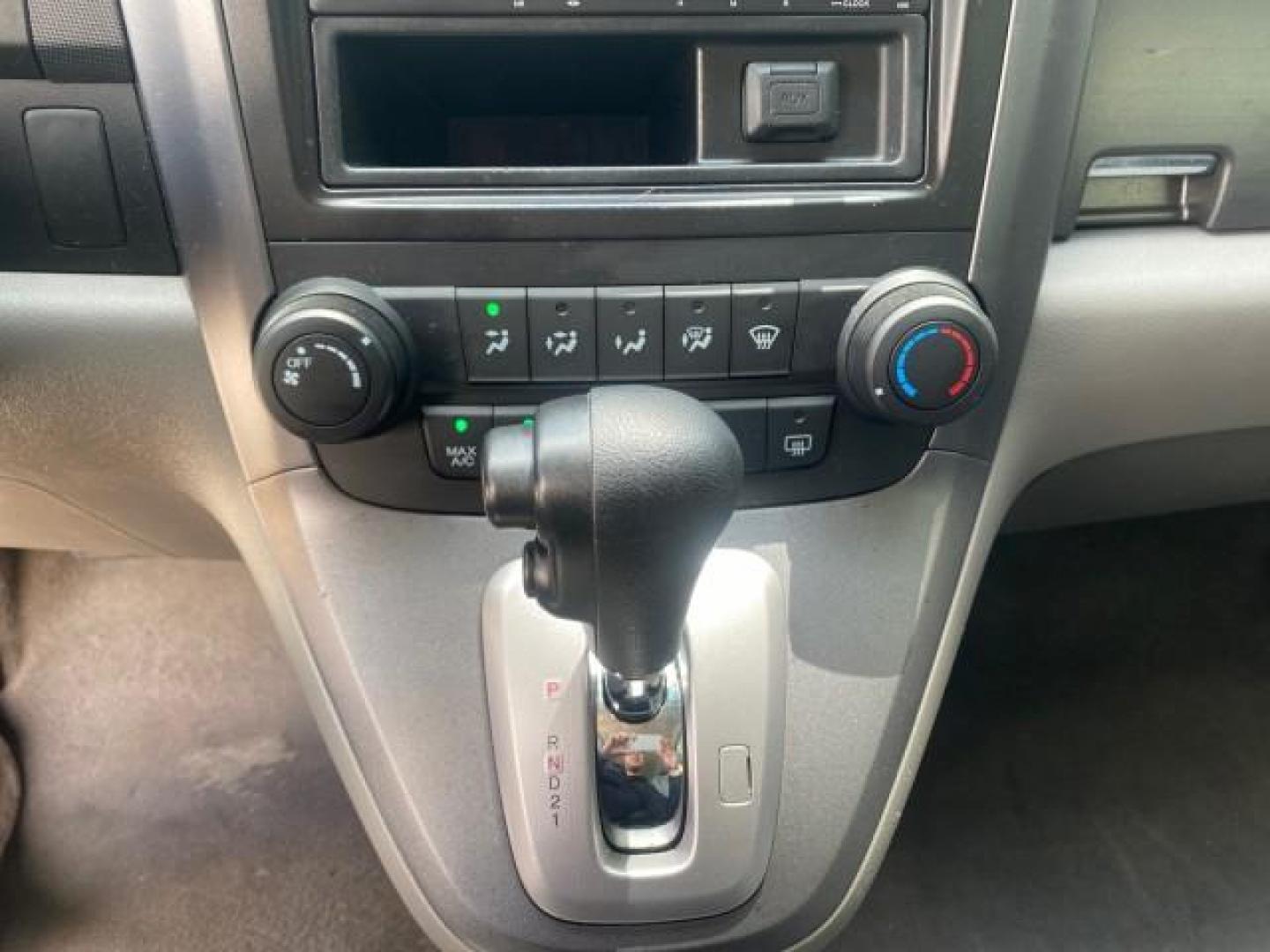 2007 Taffeta White /Gray Honda CR-V LX FL LOW MILES 49,810 (JHLRE38347C) with an 2.4L 4-Cyl Engine engine, Automatic transmission, located at 4701 North Dixie Hwy, Pompano Beach, FL, 33064, (954) 422-2889, 26.240938, -80.123474 - OUR WEBPAGE FLORIDACARS1.COM HAS OVER 100 PHOTOS AND FREE CARFAX LINK 2007 HONDA CR-V LX VIN: JHLRE38347C018084 J H L R E 3 8 3 4 7 C 0 1 8 0 8 4 4 DOOR WAGON/SPORT UTILITY 2.4L I4 F DOHC 16V 30 MPG GASOLINE FRONT WHEEL DRIVE Top Features Cloth Seats Basic Features ABS Brakes Auxiliary Audio Input P - Photo#44