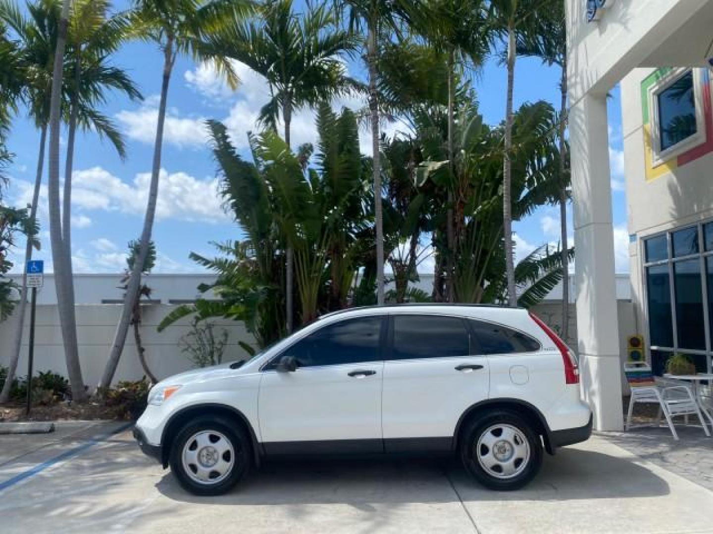 2007 Taffeta White /Gray Honda CR-V LX FL LOW MILES 49,810 (JHLRE38347C) with an 2.4L 4-Cyl Engine engine, Automatic transmission, located at 4701 North Dixie Hwy, Pompano Beach, FL, 33064, (954) 422-2889, 26.240938, -80.123474 - OUR WEBPAGE FLORIDACARS1.COM HAS OVER 100 PHOTOS AND FREE CARFAX LINK 2007 HONDA CR-V LX VIN: JHLRE38347C018084 J H L R E 3 8 3 4 7 C 0 1 8 0 8 4 4 DOOR WAGON/SPORT UTILITY 2.4L I4 F DOHC 16V 30 MPG GASOLINE FRONT WHEEL DRIVE Top Features Cloth Seats Basic Features ABS Brakes Auxiliary Audio Input P - Photo#4
