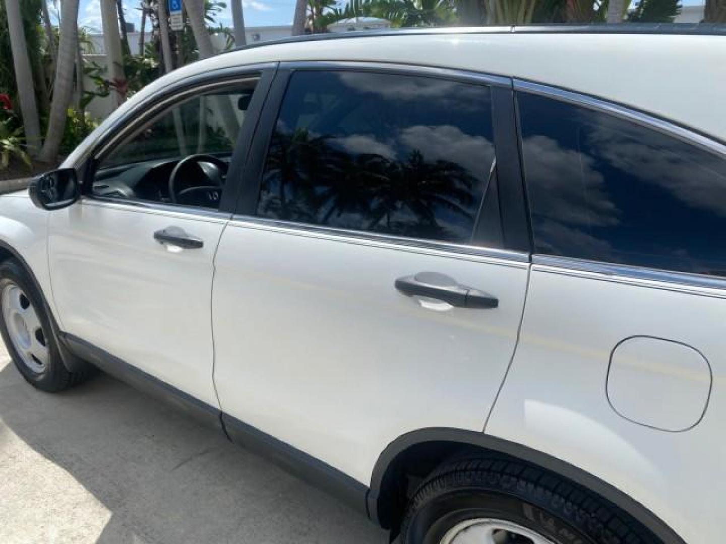 2007 Taffeta White /Gray Honda CR-V LX FL LOW MILES 49,810 (JHLRE38347C) with an 2.4L 4-Cyl Engine engine, Automatic transmission, located at 4701 North Dixie Hwy, Pompano Beach, FL, 33064, (954) 422-2889, 26.240938, -80.123474 - OUR WEBPAGE FLORIDACARS1.COM HAS OVER 100 PHOTOS AND FREE CARFAX LINK 2007 HONDA CR-V LX VIN: JHLRE38347C018084 J H L R E 3 8 3 4 7 C 0 1 8 0 8 4 4 DOOR WAGON/SPORT UTILITY 2.4L I4 F DOHC 16V 30 MPG GASOLINE FRONT WHEEL DRIVE Top Features Cloth Seats Basic Features ABS Brakes Auxiliary Audio Input P - Photo#58