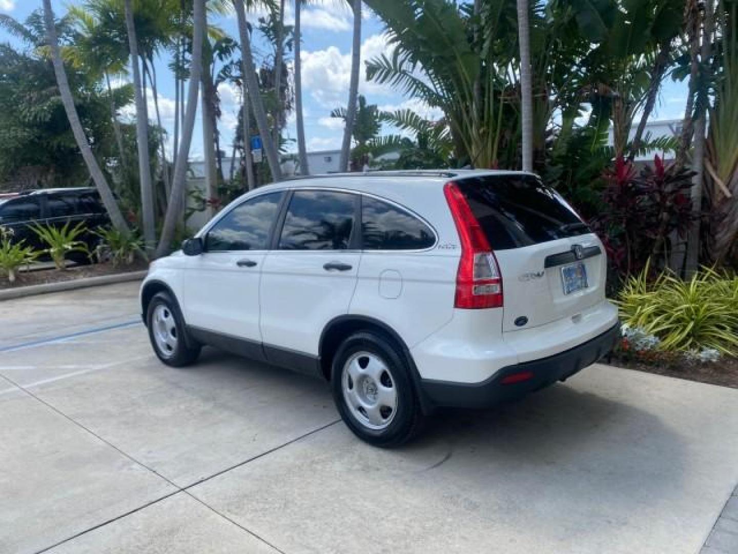 2007 Taffeta White /Gray Honda CR-V LX FL LOW MILES 49,810 (JHLRE38347C) with an 2.4L 4-Cyl Engine engine, Automatic transmission, located at 4701 North Dixie Hwy, Pompano Beach, FL, 33064, (954) 422-2889, 26.240938, -80.123474 - OUR WEBPAGE FLORIDACARS1.COM HAS OVER 100 PHOTOS AND FREE CARFAX LINK 2007 HONDA CR-V LX VIN: JHLRE38347C018084 J H L R E 3 8 3 4 7 C 0 1 8 0 8 4 4 DOOR WAGON/SPORT UTILITY 2.4L I4 F DOHC 16V 30 MPG GASOLINE FRONT WHEEL DRIVE Top Features Cloth Seats Basic Features ABS Brakes Auxiliary Audio Input P - Photo#5