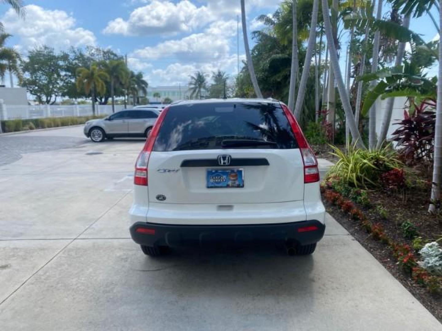 2007 Taffeta White /Gray Honda CR-V LX FL LOW MILES 49,810 (JHLRE38347C) with an 2.4L 4-Cyl Engine engine, Automatic transmission, located at 4701 North Dixie Hwy, Pompano Beach, FL, 33064, (954) 422-2889, 26.240938, -80.123474 - OUR WEBPAGE FLORIDACARS1.COM HAS OVER 100 PHOTOS AND FREE CARFAX LINK 2007 HONDA CR-V LX VIN: JHLRE38347C018084 J H L R E 3 8 3 4 7 C 0 1 8 0 8 4 4 DOOR WAGON/SPORT UTILITY 2.4L I4 F DOHC 16V 30 MPG GASOLINE FRONT WHEEL DRIVE Top Features Cloth Seats Basic Features ABS Brakes Auxiliary Audio Input P - Photo#6