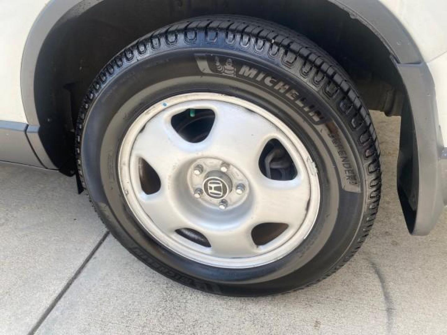 2007 Taffeta White /Gray Honda CR-V LX FL LOW MILES 49,810 (JHLRE38347C) with an 2.4L 4-Cyl Engine engine, Automatic transmission, located at 4701 North Dixie Hwy, Pompano Beach, FL, 33064, (954) 422-2889, 26.240938, -80.123474 - OUR WEBPAGE FLORIDACARS1.COM HAS OVER 100 PHOTOS AND FREE CARFAX LINK 2007 HONDA CR-V LX VIN: JHLRE38347C018084 J H L R E 3 8 3 4 7 C 0 1 8 0 8 4 4 DOOR WAGON/SPORT UTILITY 2.4L I4 F DOHC 16V 30 MPG GASOLINE FRONT WHEEL DRIVE Top Features Cloth Seats Basic Features ABS Brakes Auxiliary Audio Input P - Photo#74