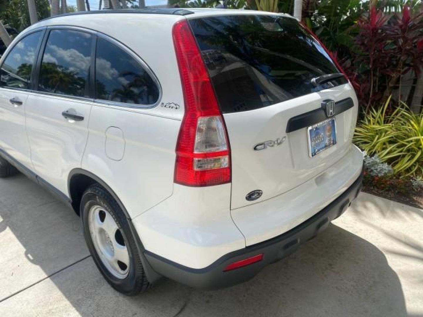 2007 Taffeta White /Gray Honda CR-V LX FL LOW MILES 49,810 (JHLRE38347C) with an 2.4L 4-Cyl Engine engine, Automatic transmission, located at 4701 North Dixie Hwy, Pompano Beach, FL, 33064, (954) 422-2889, 26.240938, -80.123474 - OUR WEBPAGE FLORIDACARS1.COM HAS OVER 100 PHOTOS AND FREE CARFAX LINK 2007 HONDA CR-V LX VIN: JHLRE38347C018084 J H L R E 3 8 3 4 7 C 0 1 8 0 8 4 4 DOOR WAGON/SPORT UTILITY 2.4L I4 F DOHC 16V 30 MPG GASOLINE FRONT WHEEL DRIVE Top Features Cloth Seats Basic Features ABS Brakes Auxiliary Audio Input P - Photo#76