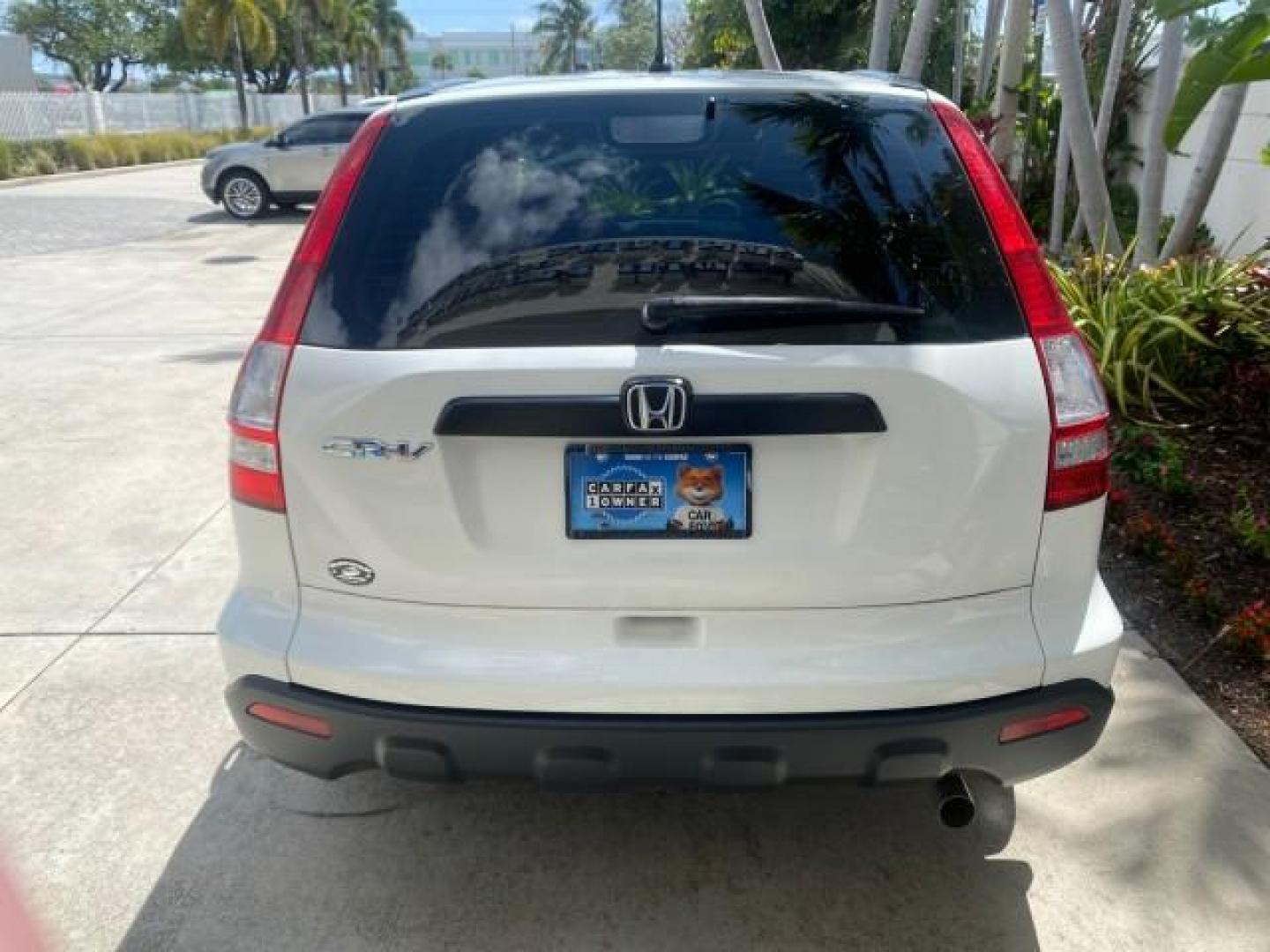 2007 Taffeta White /Gray Honda CR-V LX FL LOW MILES 49,810 (JHLRE38347C) with an 2.4L 4-Cyl Engine engine, Automatic transmission, located at 4701 North Dixie Hwy, Pompano Beach, FL, 33064, (954) 422-2889, 26.240938, -80.123474 - OUR WEBPAGE FLORIDACARS1.COM HAS OVER 100 PHOTOS AND FREE CARFAX LINK 2007 HONDA CR-V LX VIN: JHLRE38347C018084 J H L R E 3 8 3 4 7 C 0 1 8 0 8 4 4 DOOR WAGON/SPORT UTILITY 2.4L I4 F DOHC 16V 30 MPG GASOLINE FRONT WHEEL DRIVE Top Features Cloth Seats Basic Features ABS Brakes Auxiliary Audio Input P - Photo#77