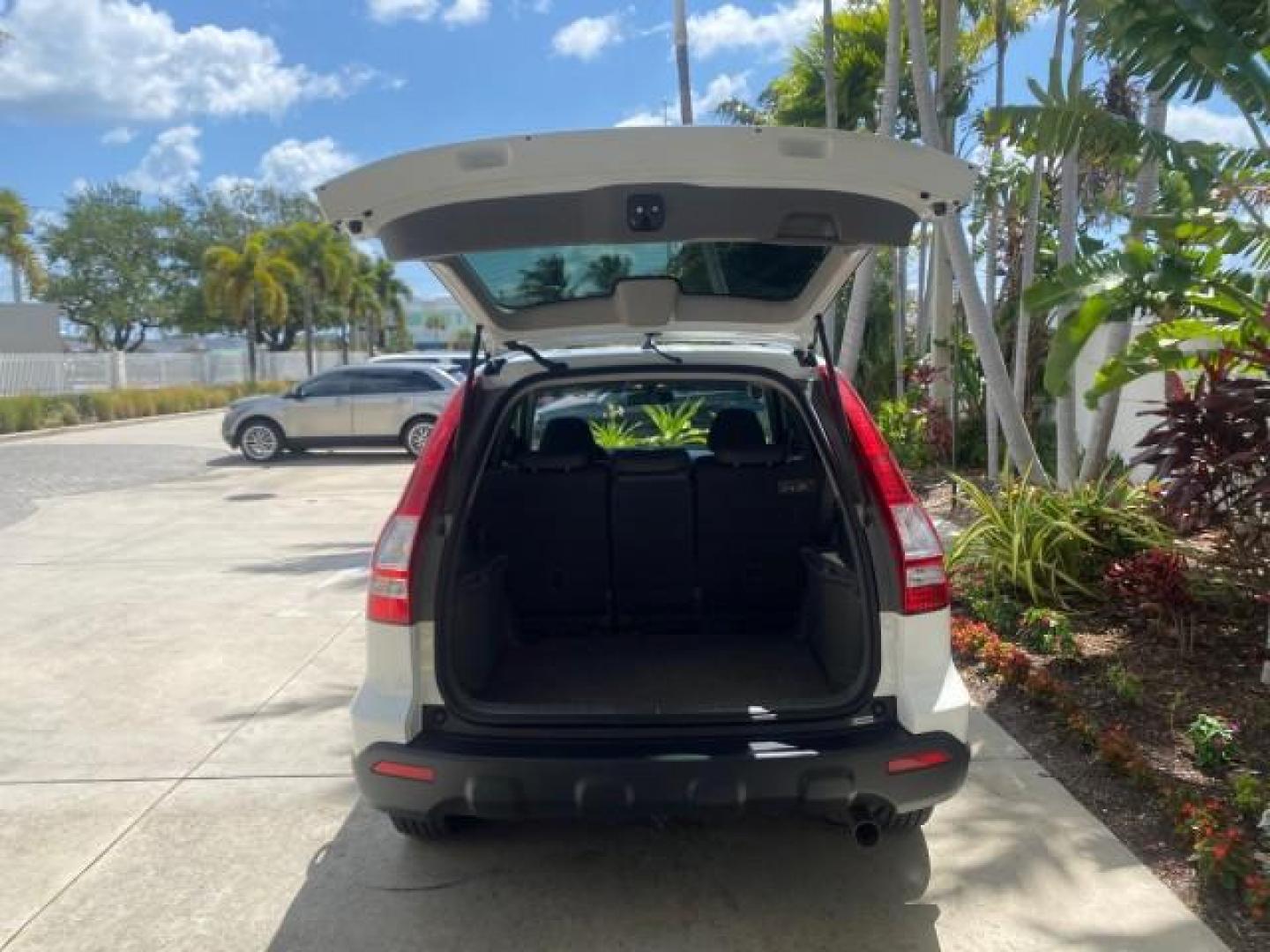 2007 Taffeta White /Gray Honda CR-V LX FL LOW MILES 49,810 (JHLRE38347C) with an 2.4L 4-Cyl Engine engine, Automatic transmission, located at 4701 North Dixie Hwy, Pompano Beach, FL, 33064, (954) 422-2889, 26.240938, -80.123474 - OUR WEBPAGE FLORIDACARS1.COM HAS OVER 100 PHOTOS AND FREE CARFAX LINK 2007 HONDA CR-V LX VIN: JHLRE38347C018084 J H L R E 3 8 3 4 7 C 0 1 8 0 8 4 4 DOOR WAGON/SPORT UTILITY 2.4L I4 F DOHC 16V 30 MPG GASOLINE FRONT WHEEL DRIVE Top Features Cloth Seats Basic Features ABS Brakes Auxiliary Audio Input P - Photo#79