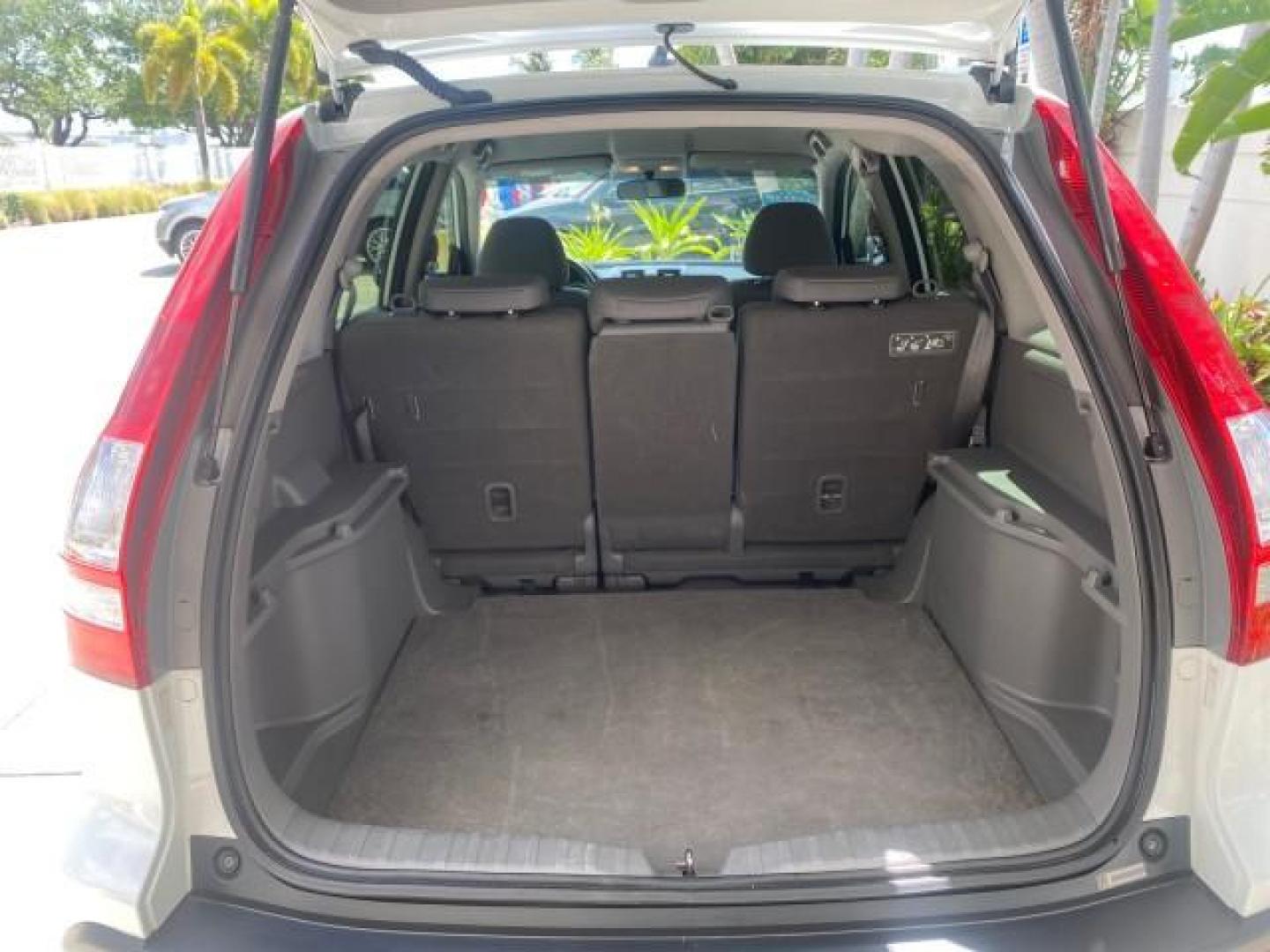 2007 Taffeta White /Gray Honda CR-V LX FL LOW MILES 49,810 (JHLRE38347C) with an 2.4L 4-Cyl Engine engine, Automatic transmission, located at 4701 North Dixie Hwy, Pompano Beach, FL, 33064, (954) 422-2889, 26.240938, -80.123474 - OUR WEBPAGE FLORIDACARS1.COM HAS OVER 100 PHOTOS AND FREE CARFAX LINK 2007 HONDA CR-V LX VIN: JHLRE38347C018084 J H L R E 3 8 3 4 7 C 0 1 8 0 8 4 4 DOOR WAGON/SPORT UTILITY 2.4L I4 F DOHC 16V 30 MPG GASOLINE FRONT WHEEL DRIVE Top Features Cloth Seats Basic Features ABS Brakes Auxiliary Audio Input P - Photo#80