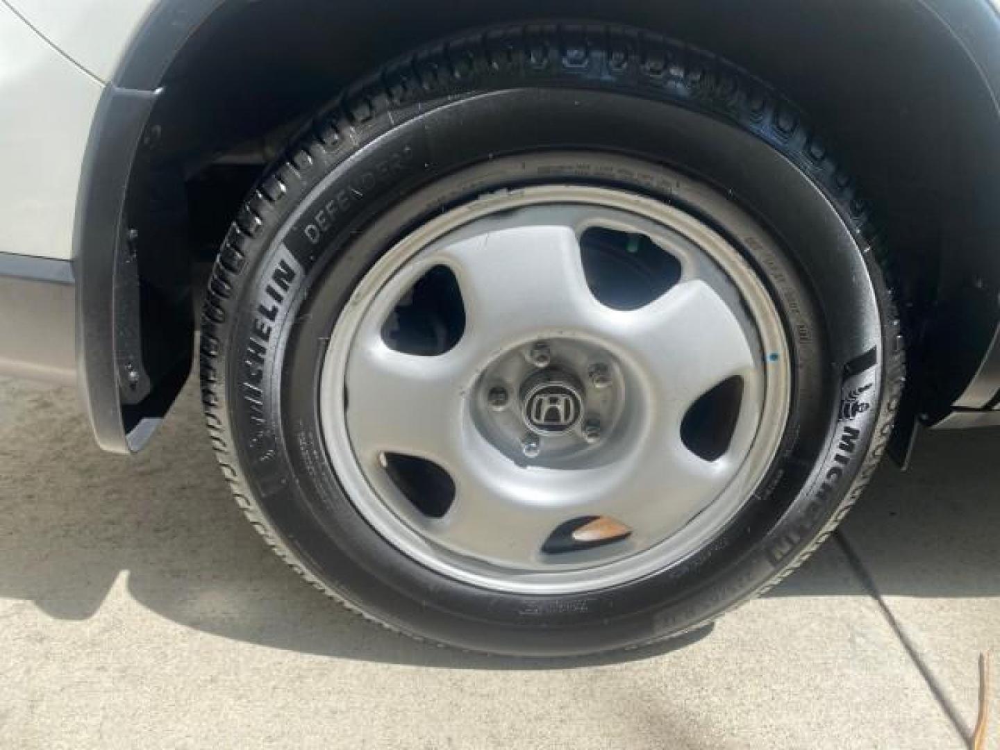 2007 Taffeta White /Gray Honda CR-V LX FL LOW MILES 49,810 (JHLRE38347C) with an 2.4L 4-Cyl Engine engine, Automatic transmission, located at 4701 North Dixie Hwy, Pompano Beach, FL, 33064, (954) 422-2889, 26.240938, -80.123474 - OUR WEBPAGE FLORIDACARS1.COM HAS OVER 100 PHOTOS AND FREE CARFAX LINK 2007 HONDA CR-V LX VIN: JHLRE38347C018084 J H L R E 3 8 3 4 7 C 0 1 8 0 8 4 4 DOOR WAGON/SPORT UTILITY 2.4L I4 F DOHC 16V 30 MPG GASOLINE FRONT WHEEL DRIVE Top Features Cloth Seats Basic Features ABS Brakes Auxiliary Audio Input P - Photo#84