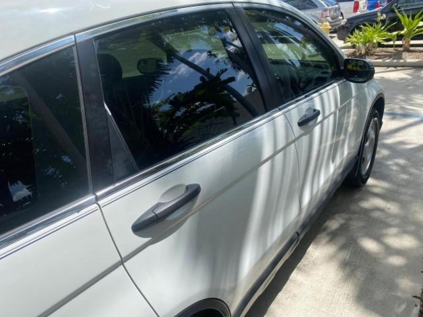 2007 Taffeta White /Gray Honda CR-V LX FL LOW MILES 49,810 (JHLRE38347C) with an 2.4L 4-Cyl Engine engine, Automatic transmission, located at 4701 North Dixie Hwy, Pompano Beach, FL, 33064, (954) 422-2889, 26.240938, -80.123474 - OUR WEBPAGE FLORIDACARS1.COM HAS OVER 100 PHOTOS AND FREE CARFAX LINK 2007 HONDA CR-V LX VIN: JHLRE38347C018084 J H L R E 3 8 3 4 7 C 0 1 8 0 8 4 4 DOOR WAGON/SPORT UTILITY 2.4L I4 F DOHC 16V 30 MPG GASOLINE FRONT WHEEL DRIVE Top Features Cloth Seats Basic Features ABS Brakes Auxiliary Audio Input P - Photo#86
