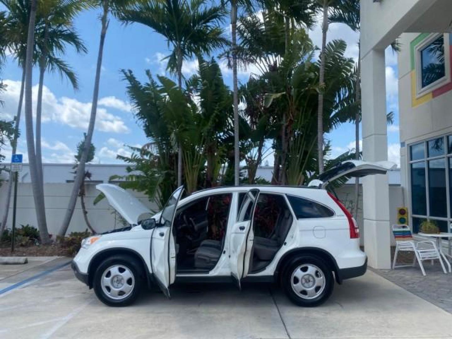 2007 Taffeta White /Gray Honda CR-V LX FL LOW MILES 49,810 (JHLRE38347C) with an 2.4L 4-Cyl Engine engine, Automatic transmission, located at 4701 North Dixie Hwy, Pompano Beach, FL, 33064, (954) 422-2889, 26.240938, -80.123474 - OUR WEBPAGE FLORIDACARS1.COM HAS OVER 100 PHOTOS AND FREE CARFAX LINK 2007 HONDA CR-V LX VIN: JHLRE38347C018084 J H L R E 3 8 3 4 7 C 0 1 8 0 8 4 4 DOOR WAGON/SPORT UTILITY 2.4L I4 F DOHC 16V 30 MPG GASOLINE FRONT WHEEL DRIVE Top Features Cloth Seats Basic Features ABS Brakes Auxiliary Audio Input P - Photo#8