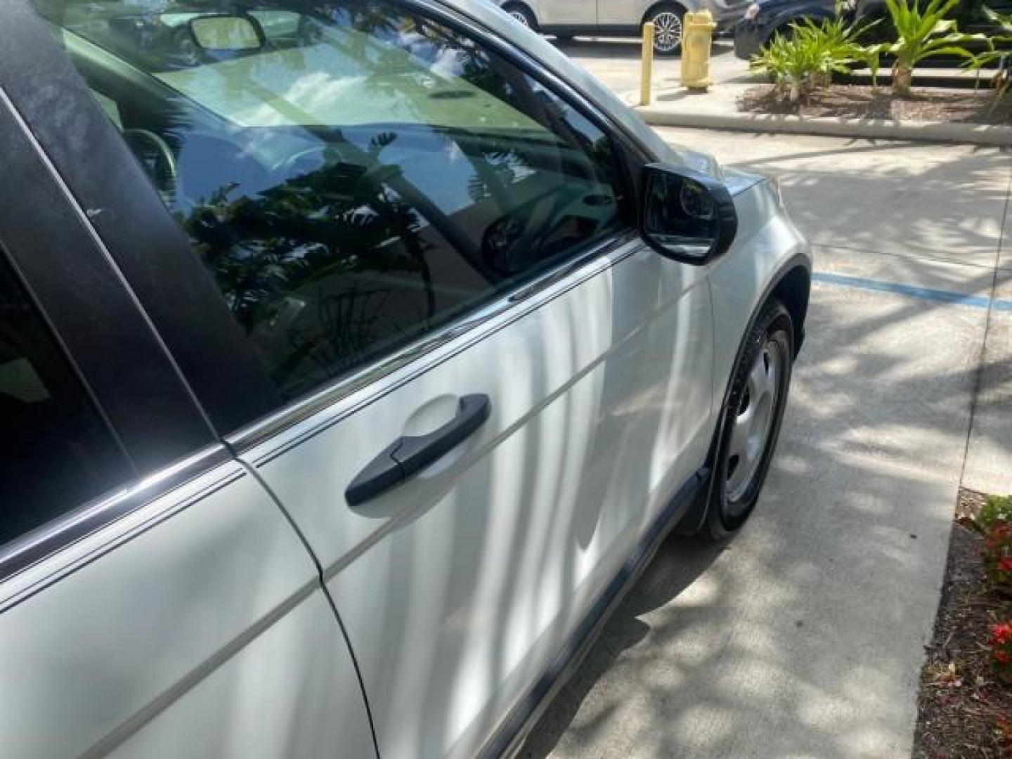 2007 Taffeta White /Gray Honda CR-V LX FL LOW MILES 49,810 (JHLRE38347C) with an 2.4L 4-Cyl Engine engine, Automatic transmission, located at 4701 North Dixie Hwy, Pompano Beach, FL, 33064, (954) 422-2889, 26.240938, -80.123474 - OUR WEBPAGE FLORIDACARS1.COM HAS OVER 100 PHOTOS AND FREE CARFAX LINK 2007 HONDA CR-V LX VIN: JHLRE38347C018084 J H L R E 3 8 3 4 7 C 0 1 8 0 8 4 4 DOOR WAGON/SPORT UTILITY 2.4L I4 F DOHC 16V 30 MPG GASOLINE FRONT WHEEL DRIVE Top Features Cloth Seats Basic Features ABS Brakes Auxiliary Audio Input P - Photo#93
