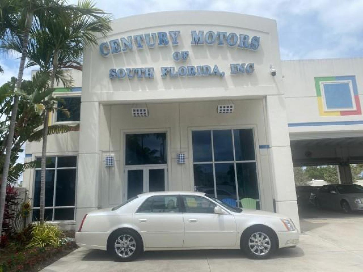 2008 White Diamond Tricoat /Light Linen Cadillac DTS 1 OWNER LOW MILES 30,516 (1G6KD57YX8U) with an Northstar 4.6L DOHC V8 Engine engine, Automatic transmission, located at 4701 North Dixie Hwy, Pompano Beach, FL, 33064, (954) 422-2889, 26.240938, -80.123474 - OUR WEBPAGE FLORIDACARS1.COM HAS OVER 100 PHOTOS AND FREE CARFAX LINK 2008 CADILLAC DTS 1SB VIN: 1G6KD57YX8U144247 1 G 6 K D 5 7 Y X 8 U 1 4 4 2 4 7 SEDAN 4 DR 4.6L V8 F GASOLINE FRONT WHEEL DRIVE Top Features A/C Seat(s) Leather Seats Alloy Wheels Memory Seat(s) BOSE Sound System Parking Sensors Bl - Photo#0