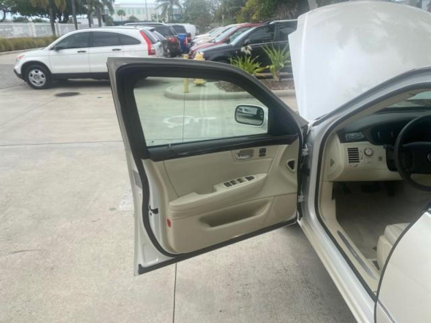 2008 White Diamond Tricoat /Light Linen Cadillac DTS 1 OWNER LOW MILES 30,516 (1G6KD57YX8U) with an Northstar 4.6L DOHC V8 Engine engine, Automatic transmission, located at 4701 North Dixie Hwy, Pompano Beach, FL, 33064, (954) 422-2889, 26.240938, -80.123474 - OUR WEBPAGE FLORIDACARS1.COM HAS OVER 100 PHOTOS AND FREE CARFAX LINK 2008 CADILLAC DTS 1SB VIN: 1G6KD57YX8U144247 1 G 6 K D 5 7 Y X 8 U 1 4 4 2 4 7 SEDAN 4 DR 4.6L V8 F GASOLINE FRONT WHEEL DRIVE Top Features A/C Seat(s) Leather Seats Alloy Wheels Memory Seat(s) BOSE Sound System Parking Sensors Bl - Photo#9