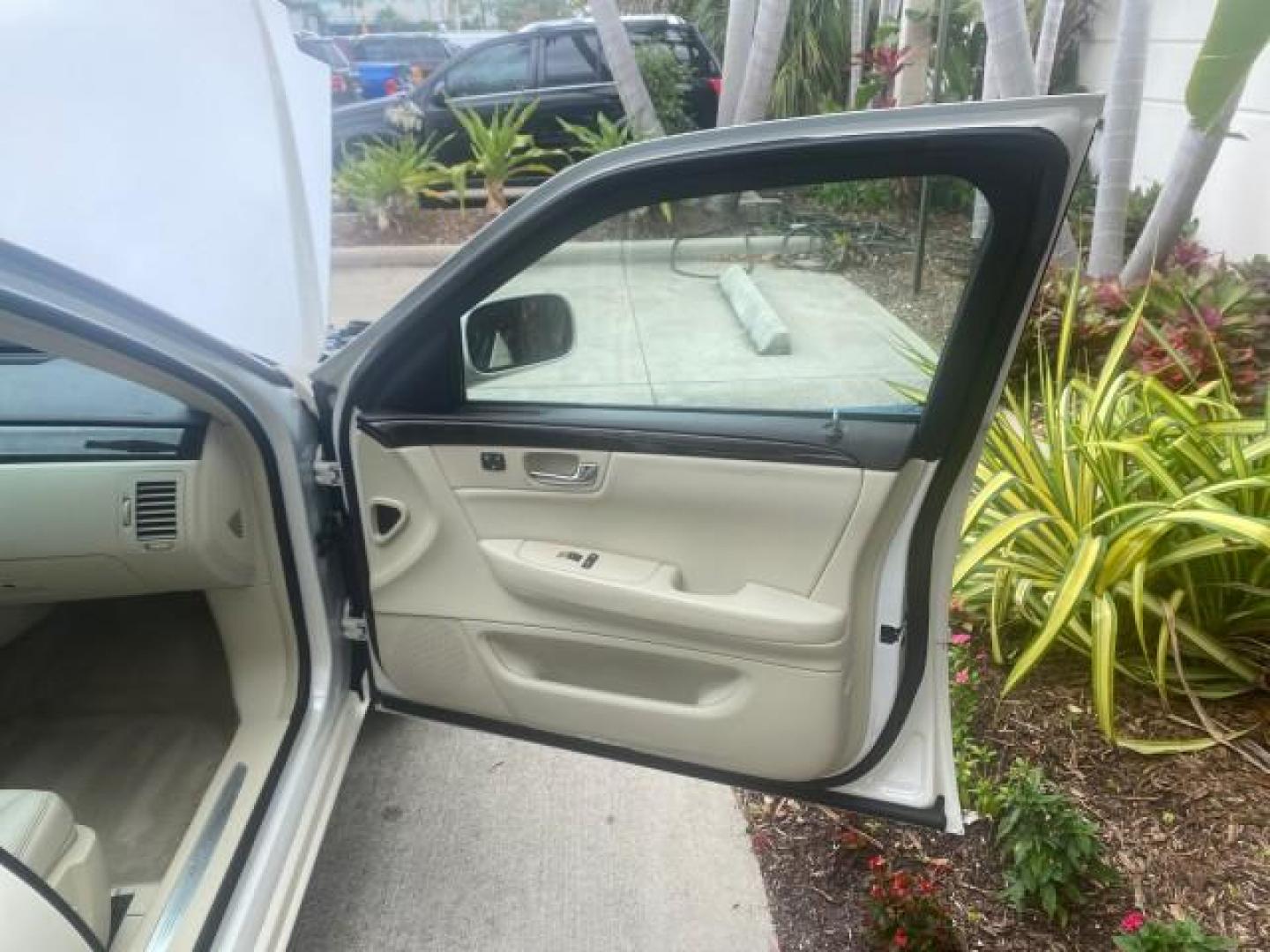 2008 White Diamond Tricoat /Light Linen Cadillac DTS 1 OWNER LOW MILES 30,516 (1G6KD57YX8U) with an Northstar 4.6L DOHC V8 Engine engine, Automatic transmission, located at 4701 North Dixie Hwy, Pompano Beach, FL, 33064, (954) 422-2889, 26.240938, -80.123474 - OUR WEBPAGE FLORIDACARS1.COM HAS OVER 100 PHOTOS AND FREE CARFAX LINK 2008 CADILLAC DTS 1SB VIN: 1G6KD57YX8U144247 1 G 6 K D 5 7 Y X 8 U 1 4 4 2 4 7 SEDAN 4 DR 4.6L V8 F GASOLINE FRONT WHEEL DRIVE Top Features A/C Seat(s) Leather Seats Alloy Wheels Memory Seat(s) BOSE Sound System Parking Sensors Bl - Photo#11
