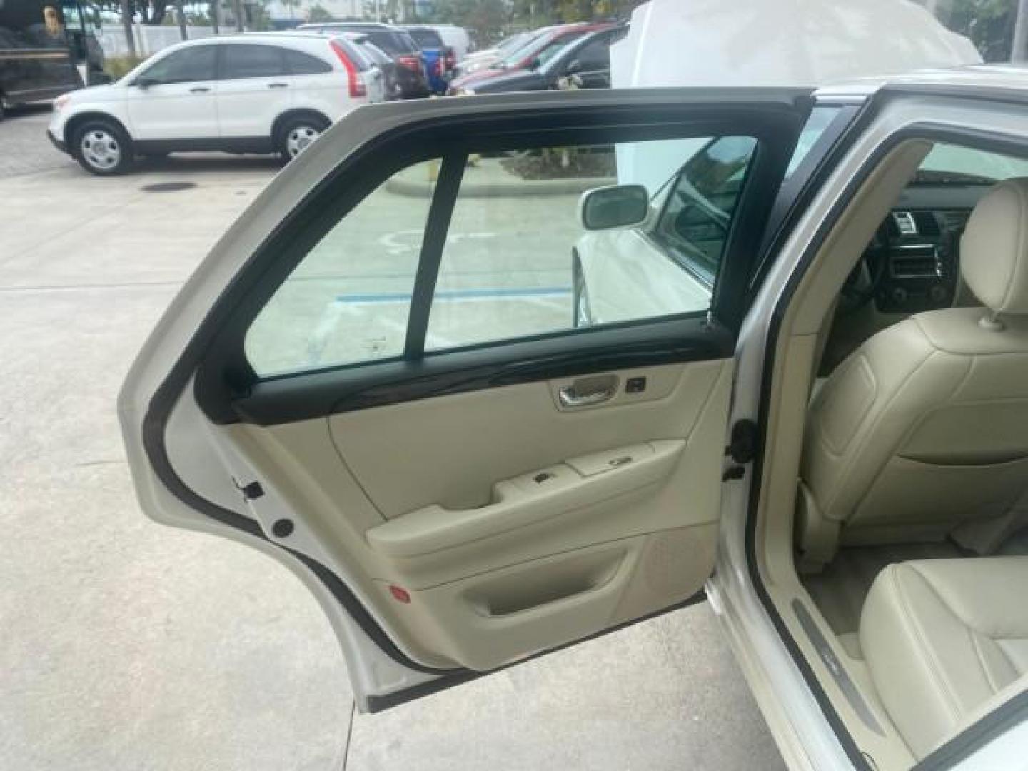 2008 White Diamond Tricoat /Light Linen Cadillac DTS 1 OWNER LOW MILES 30,516 (1G6KD57YX8U) with an Northstar 4.6L DOHC V8 Engine engine, Automatic transmission, located at 4701 North Dixie Hwy, Pompano Beach, FL, 33064, (954) 422-2889, 26.240938, -80.123474 - OUR WEBPAGE FLORIDACARS1.COM HAS OVER 100 PHOTOS AND FREE CARFAX LINK 2008 CADILLAC DTS 1SB VIN: 1G6KD57YX8U144247 1 G 6 K D 5 7 Y X 8 U 1 4 4 2 4 7 SEDAN 4 DR 4.6L V8 F GASOLINE FRONT WHEEL DRIVE Top Features A/C Seat(s) Leather Seats Alloy Wheels Memory Seat(s) BOSE Sound System Parking Sensors Bl - Photo#13