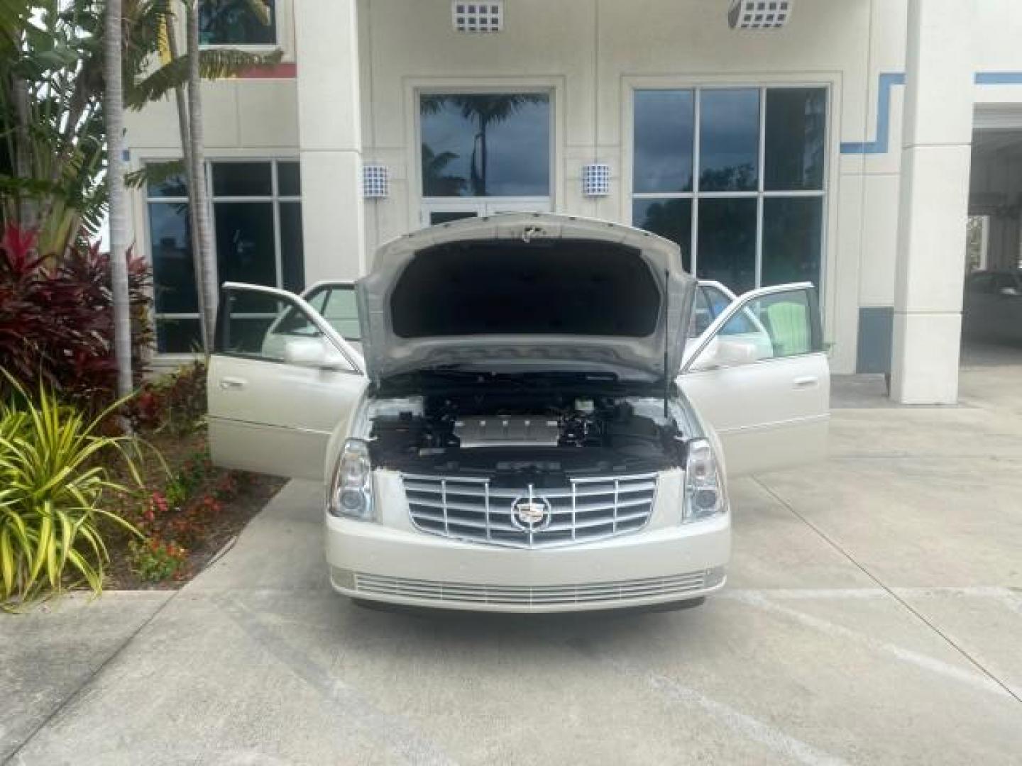 2008 White Diamond Tricoat /Light Linen Cadillac DTS 1 OWNER LOW MILES 30,516 (1G6KD57YX8U) with an Northstar 4.6L DOHC V8 Engine engine, Automatic transmission, located at 4701 North Dixie Hwy, Pompano Beach, FL, 33064, (954) 422-2889, 26.240938, -80.123474 - OUR WEBPAGE FLORIDACARS1.COM HAS OVER 100 PHOTOS AND FREE CARFAX LINK 2008 CADILLAC DTS 1SB VIN: 1G6KD57YX8U144247 1 G 6 K D 5 7 Y X 8 U 1 4 4 2 4 7 SEDAN 4 DR 4.6L V8 F GASOLINE FRONT WHEEL DRIVE Top Features A/C Seat(s) Leather Seats Alloy Wheels Memory Seat(s) BOSE Sound System Parking Sensors Bl - Photo#16