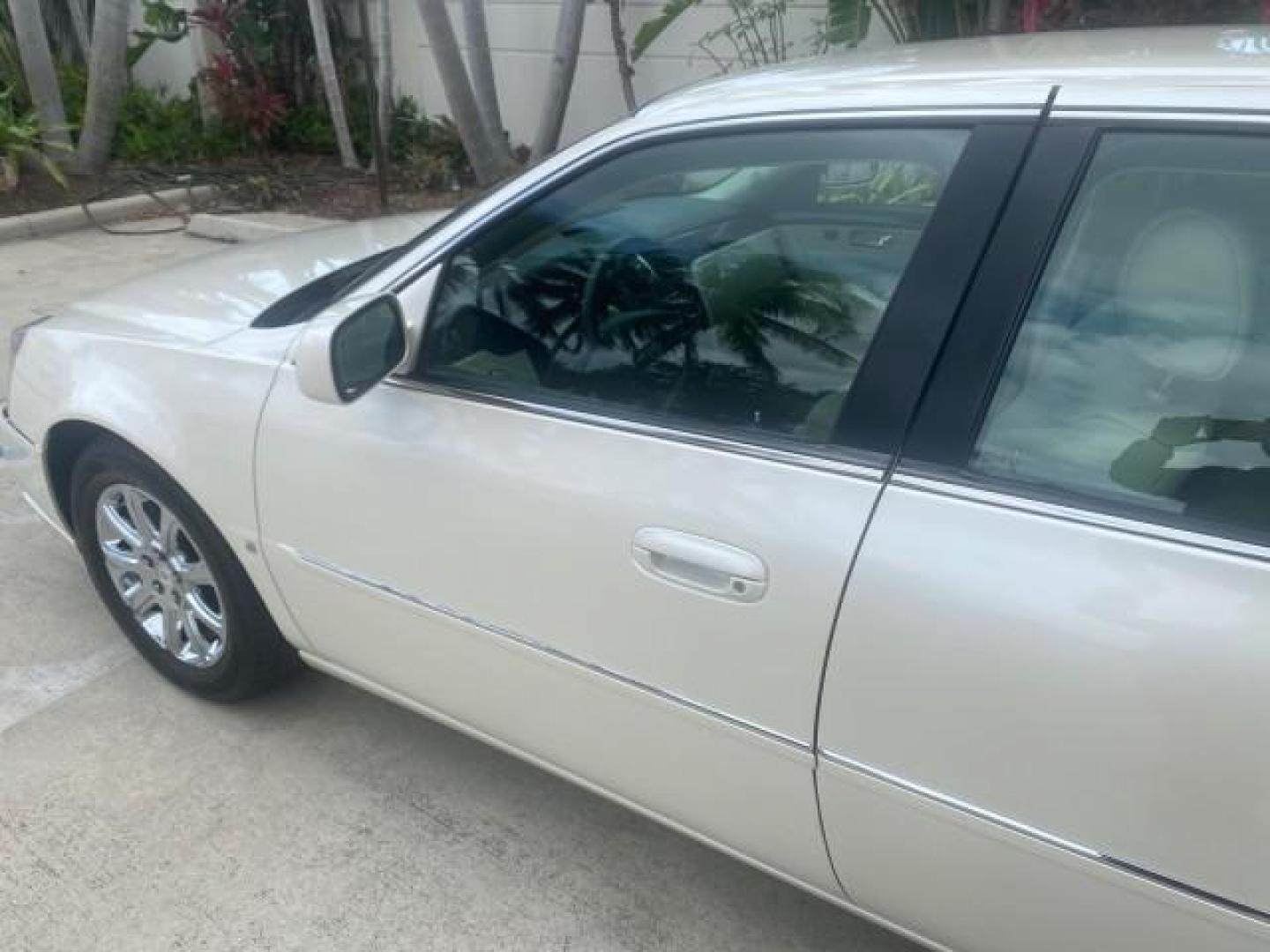 2008 White Diamond Tricoat /Light Linen Cadillac DTS 1 OWNER LOW MILES 30,516 (1G6KD57YX8U) with an Northstar 4.6L DOHC V8 Engine engine, Automatic transmission, located at 4701 North Dixie Hwy, Pompano Beach, FL, 33064, (954) 422-2889, 26.240938, -80.123474 - OUR WEBPAGE FLORIDACARS1.COM HAS OVER 100 PHOTOS AND FREE CARFAX LINK 2008 CADILLAC DTS 1SB VIN: 1G6KD57YX8U144247 1 G 6 K D 5 7 Y X 8 U 1 4 4 2 4 7 SEDAN 4 DR 4.6L V8 F GASOLINE FRONT WHEEL DRIVE Top Features A/C Seat(s) Leather Seats Alloy Wheels Memory Seat(s) BOSE Sound System Parking Sensors Bl - Photo#24