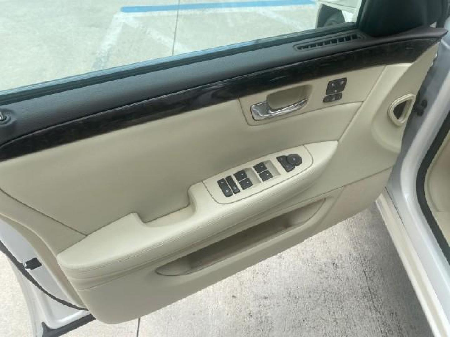 2008 White Diamond Tricoat /Light Linen Cadillac DTS 1 OWNER LOW MILES 30,516 (1G6KD57YX8U) with an Northstar 4.6L DOHC V8 Engine engine, Automatic transmission, located at 4701 North Dixie Hwy, Pompano Beach, FL, 33064, (954) 422-2889, 26.240938, -80.123474 - OUR WEBPAGE FLORIDACARS1.COM HAS OVER 100 PHOTOS AND FREE CARFAX LINK 2008 CADILLAC DTS 1SB VIN: 1G6KD57YX8U144247 1 G 6 K D 5 7 Y X 8 U 1 4 4 2 4 7 SEDAN 4 DR 4.6L V8 F GASOLINE FRONT WHEEL DRIVE Top Features A/C Seat(s) Leather Seats Alloy Wheels Memory Seat(s) BOSE Sound System Parking Sensors Bl - Photo#26