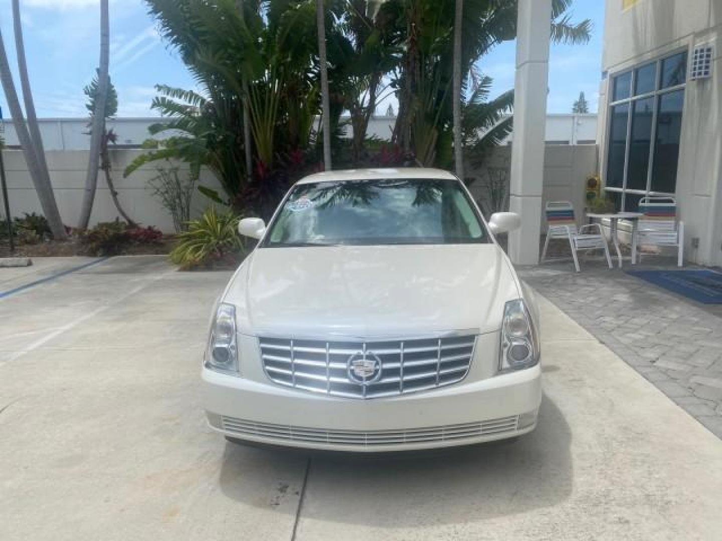 2008 White Diamond Tricoat /Light Linen Cadillac DTS 1 OWNER LOW MILES 30,516 (1G6KD57YX8U) with an Northstar 4.6L DOHC V8 Engine engine, Automatic transmission, located at 4701 North Dixie Hwy, Pompano Beach, FL, 33064, (954) 422-2889, 26.240938, -80.123474 - OUR WEBPAGE FLORIDACARS1.COM HAS OVER 100 PHOTOS AND FREE CARFAX LINK 2008 CADILLAC DTS 1SB VIN: 1G6KD57YX8U144247 1 G 6 K D 5 7 Y X 8 U 1 4 4 2 4 7 SEDAN 4 DR 4.6L V8 F GASOLINE FRONT WHEEL DRIVE Top Features A/C Seat(s) Leather Seats Alloy Wheels Memory Seat(s) BOSE Sound System Parking Sensors Bl - Photo#2