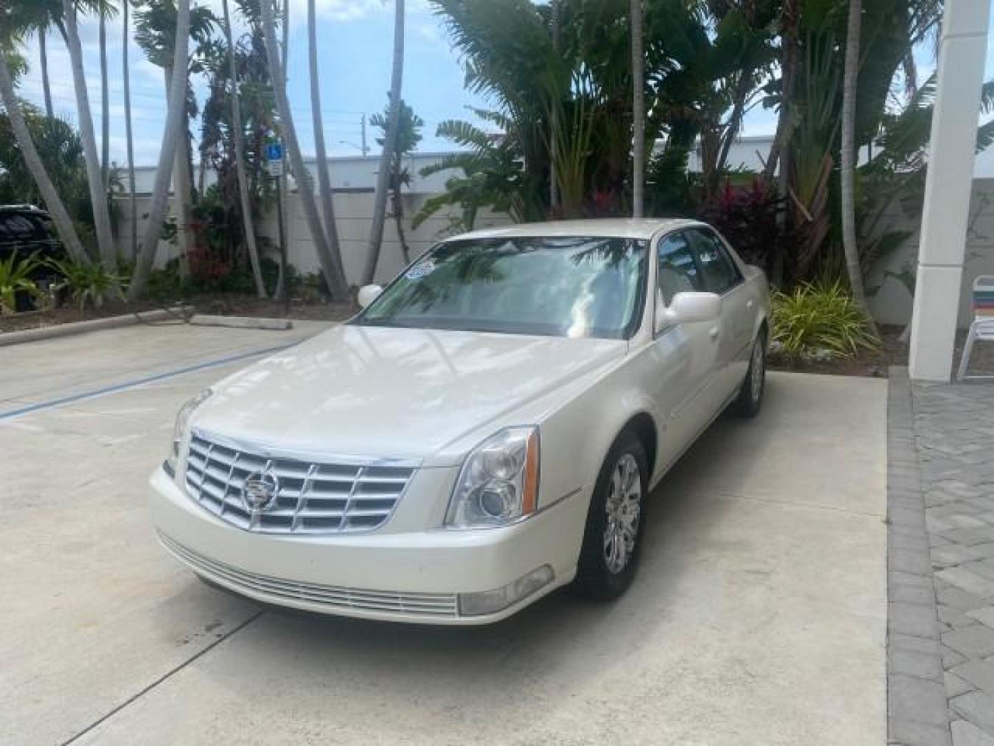 2008 White Diamond Tricoat /Light Linen Cadillac DTS 1 OWNER LOW MILES 30,516 (1G6KD57YX8U) with an Northstar 4.6L DOHC V8 Engine engine, Automatic transmission, located at 4701 North Dixie Hwy, Pompano Beach, FL, 33064, (954) 422-2889, 26.240938, -80.123474 - OUR WEBPAGE FLORIDACARS1.COM HAS OVER 100 PHOTOS AND FREE CARFAX LINK 2008 CADILLAC DTS 1SB VIN: 1G6KD57YX8U144247 1 G 6 K D 5 7 Y X 8 U 1 4 4 2 4 7 SEDAN 4 DR 4.6L V8 F GASOLINE FRONT WHEEL DRIVE Top Features A/C Seat(s) Leather Seats Alloy Wheels Memory Seat(s) BOSE Sound System Parking Sensors Bl - Photo#3
