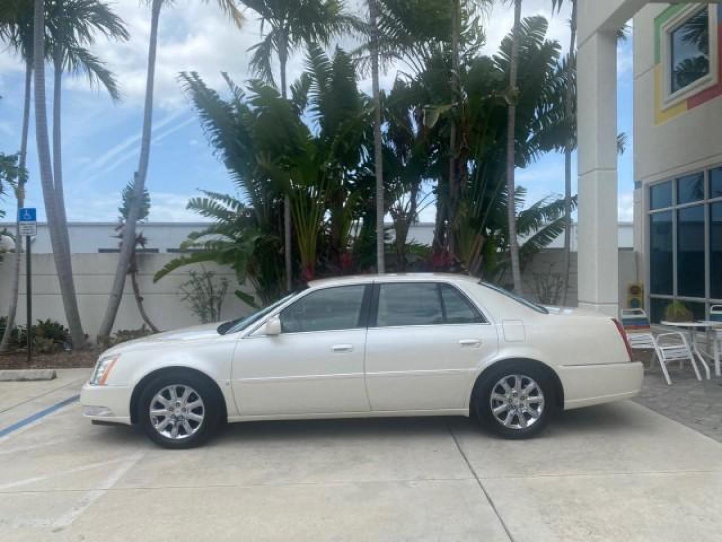 2008 White Diamond Tricoat /Light Linen Cadillac DTS 1 OWNER LOW MILES 30,516 (1G6KD57YX8U) with an Northstar 4.6L DOHC V8 Engine engine, Automatic transmission, located at 4701 North Dixie Hwy, Pompano Beach, FL, 33064, (954) 422-2889, 26.240938, -80.123474 - OUR WEBPAGE FLORIDACARS1.COM HAS OVER 100 PHOTOS AND FREE CARFAX LINK 2008 CADILLAC DTS 1SB VIN: 1G6KD57YX8U144247 1 G 6 K D 5 7 Y X 8 U 1 4 4 2 4 7 SEDAN 4 DR 4.6L V8 F GASOLINE FRONT WHEEL DRIVE Top Features A/C Seat(s) Leather Seats Alloy Wheels Memory Seat(s) BOSE Sound System Parking Sensors Bl - Photo#4