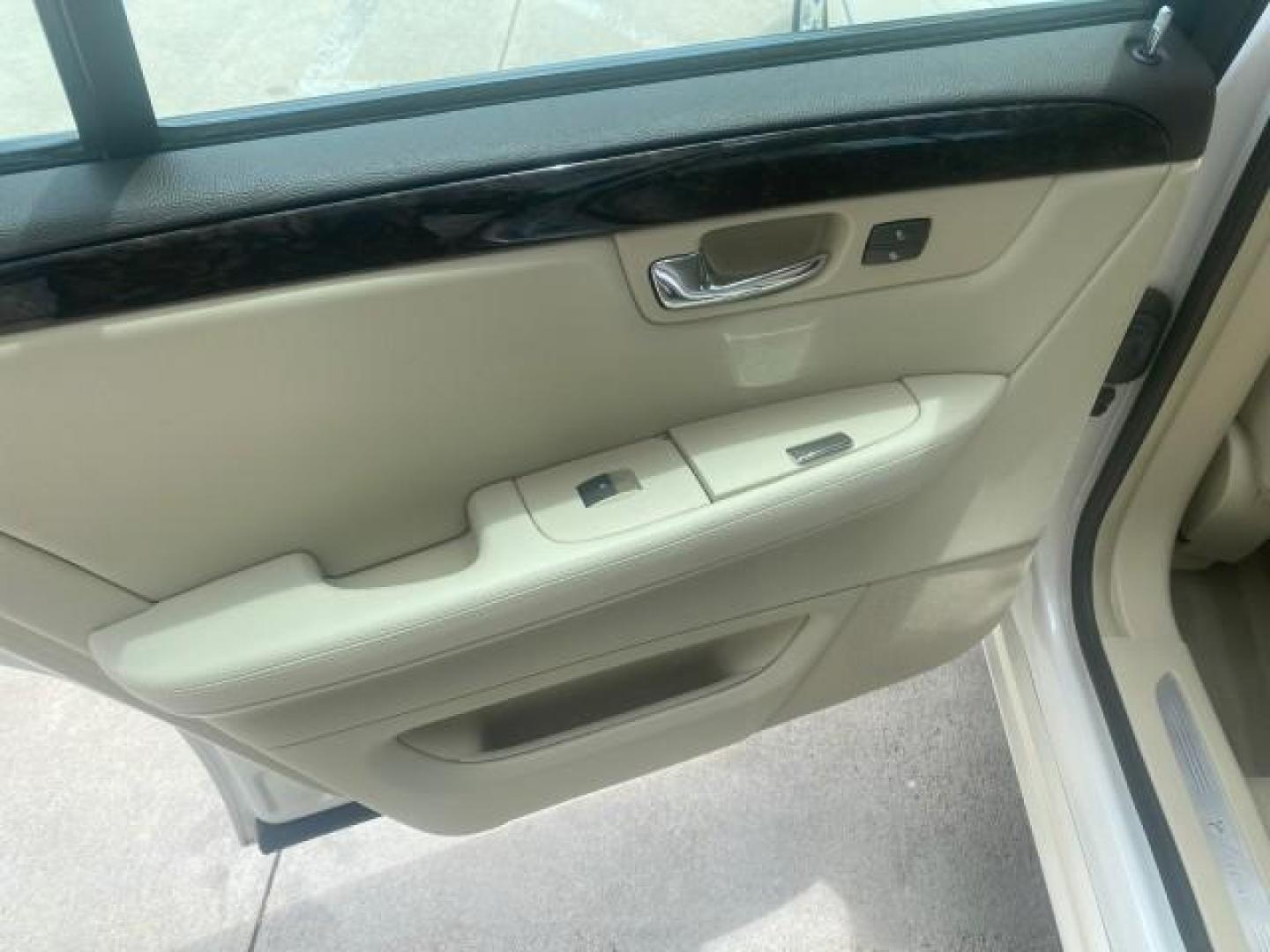 2008 White Diamond Tricoat /Light Linen Cadillac DTS 1 OWNER LOW MILES 30,516 (1G6KD57YX8U) with an Northstar 4.6L DOHC V8 Engine engine, Automatic transmission, located at 4701 North Dixie Hwy, Pompano Beach, FL, 33064, (954) 422-2889, 26.240938, -80.123474 - OUR WEBPAGE FLORIDACARS1.COM HAS OVER 100 PHOTOS AND FREE CARFAX LINK 2008 CADILLAC DTS 1SB VIN: 1G6KD57YX8U144247 1 G 6 K D 5 7 Y X 8 U 1 4 4 2 4 7 SEDAN 4 DR 4.6L V8 F GASOLINE FRONT WHEEL DRIVE Top Features A/C Seat(s) Leather Seats Alloy Wheels Memory Seat(s) BOSE Sound System Parking Sensors Bl - Photo#57
