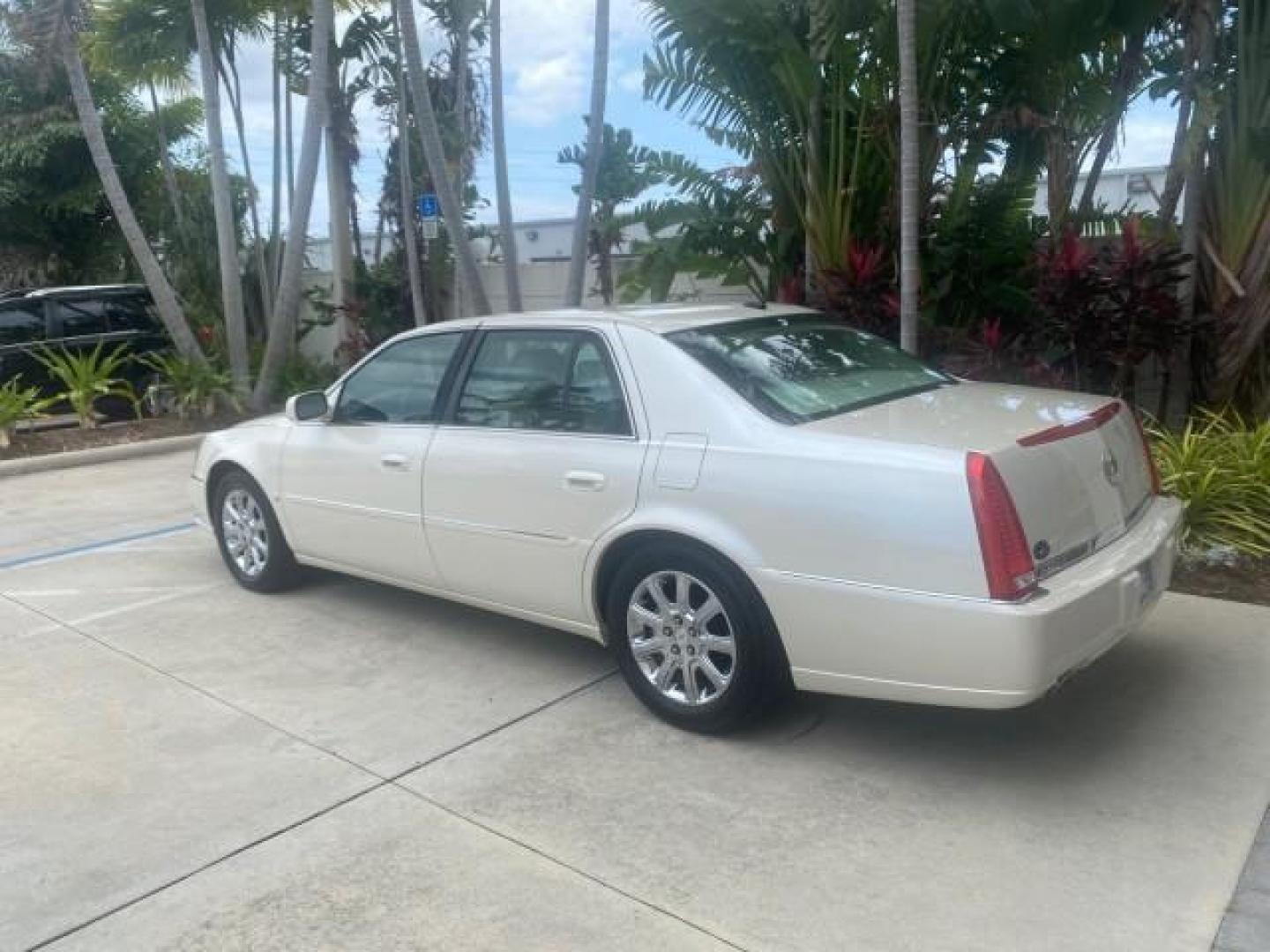 2008 White Diamond Tricoat /Light Linen Cadillac DTS 1 OWNER LOW MILES 30,516 (1G6KD57YX8U) with an Northstar 4.6L DOHC V8 Engine engine, Automatic transmission, located at 4701 North Dixie Hwy, Pompano Beach, FL, 33064, (954) 422-2889, 26.240938, -80.123474 - OUR WEBPAGE FLORIDACARS1.COM HAS OVER 100 PHOTOS AND FREE CARFAX LINK 2008 CADILLAC DTS 1SB VIN: 1G6KD57YX8U144247 1 G 6 K D 5 7 Y X 8 U 1 4 4 2 4 7 SEDAN 4 DR 4.6L V8 F GASOLINE FRONT WHEEL DRIVE Top Features A/C Seat(s) Leather Seats Alloy Wheels Memory Seat(s) BOSE Sound System Parking Sensors Bl - Photo#5